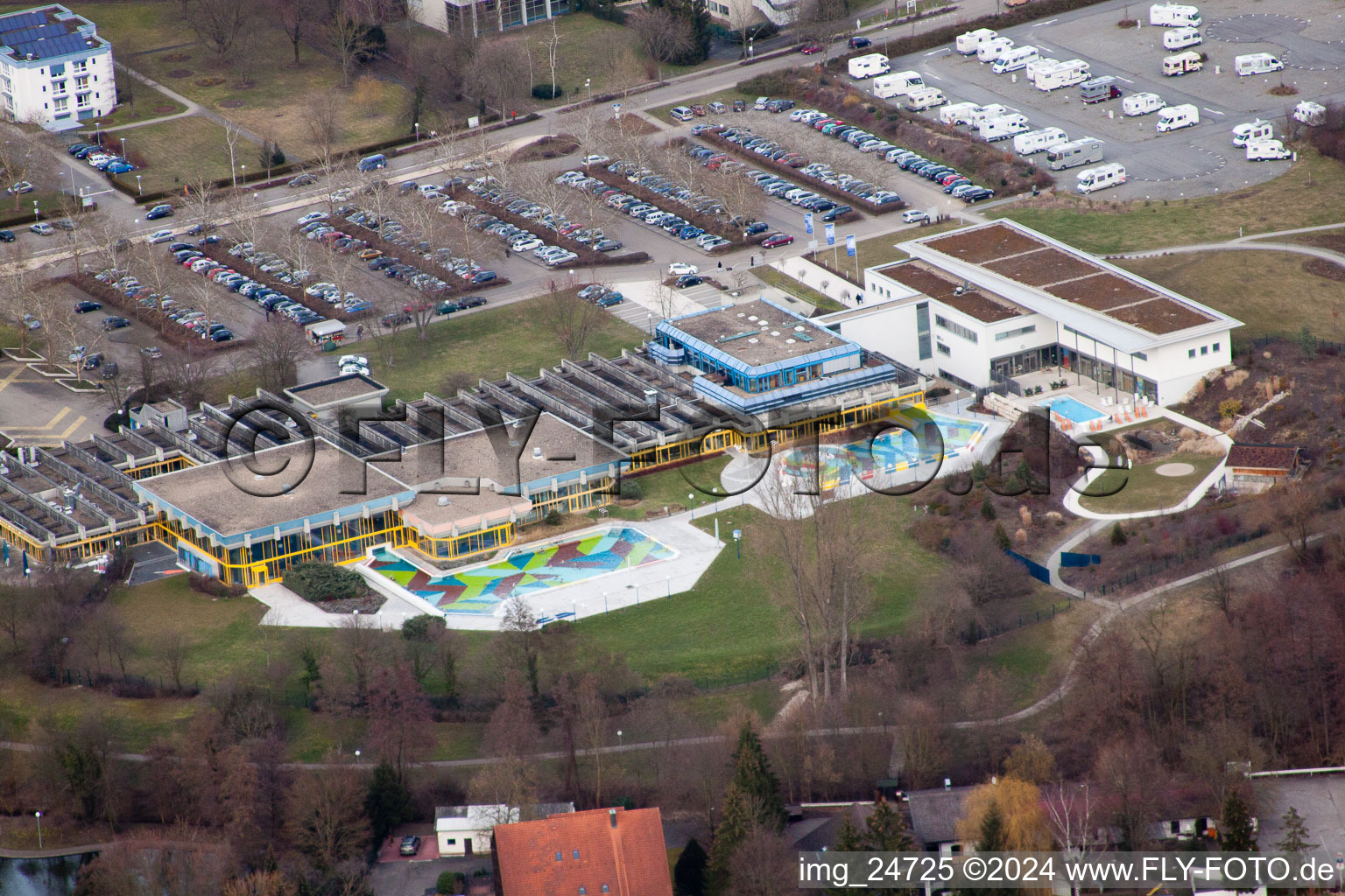 Vue aérienne de Thermes et piscines de la piscine extérieure de l'espace de loisirs Thermarium du quartier de Mingolsheim à le quartier Bad Mingolsheim in Bad Schönborn dans le département Bade-Wurtemberg, Allemagne