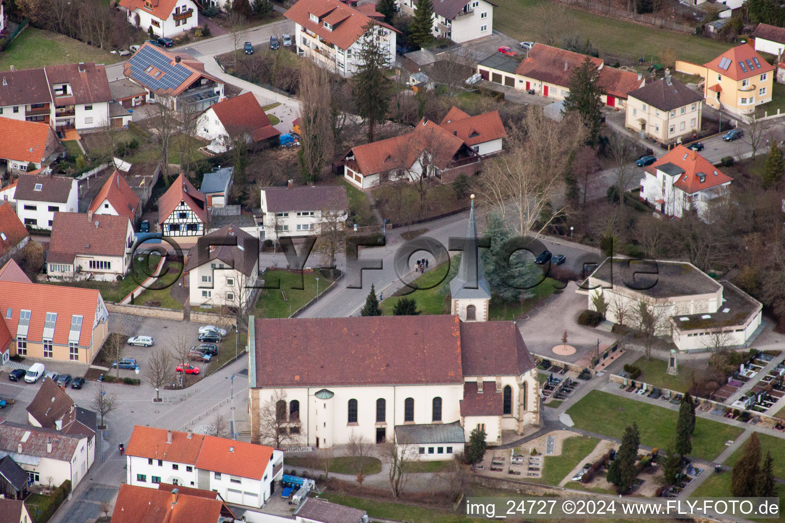 Vue aérienne de Saint-Lambertus et cimetière à le quartier Bad Mingolsheim in Bad Schönborn dans le département Bade-Wurtemberg, Allemagne