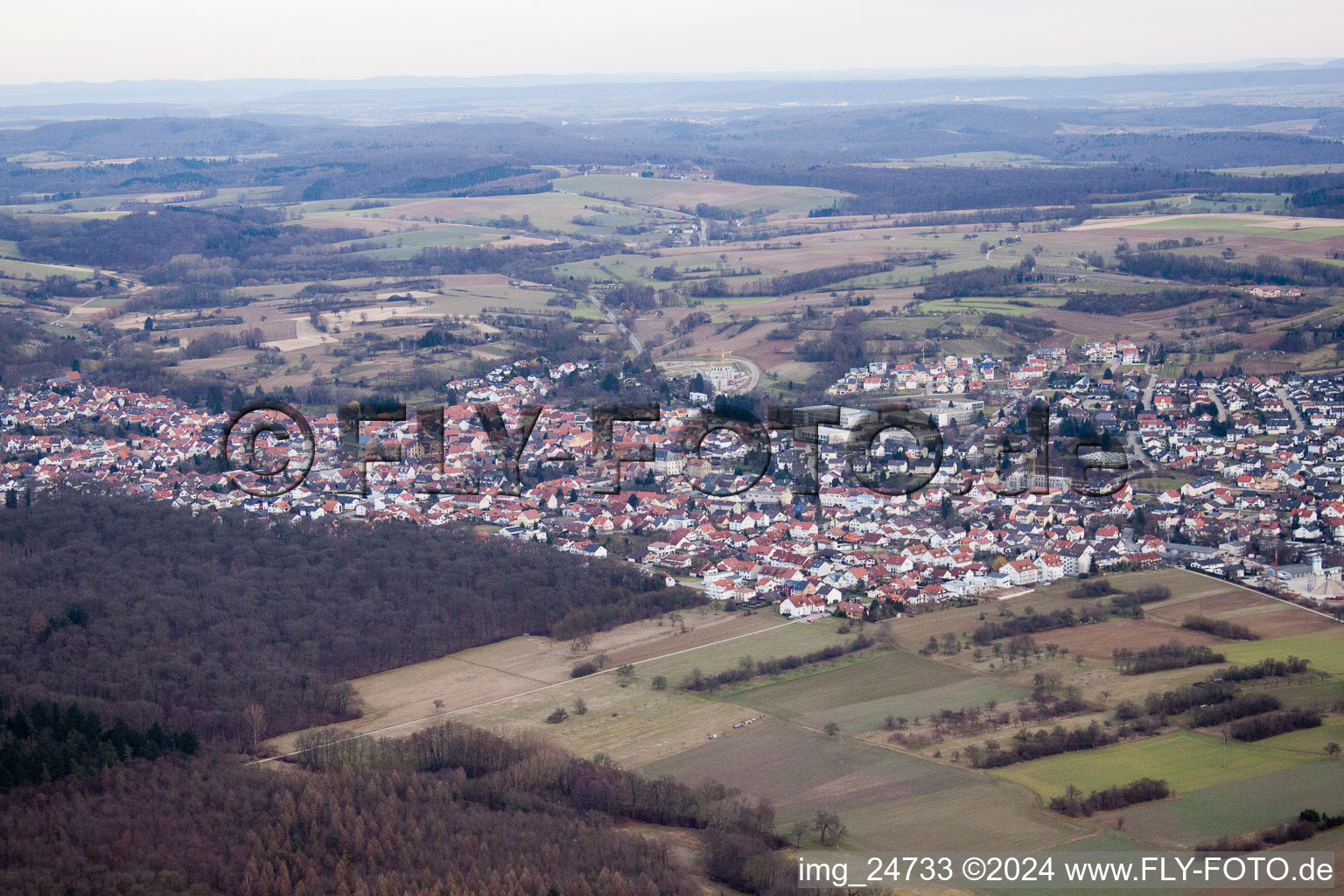 Vue aérienne de De l'ouest à Östringen dans le département Bade-Wurtemberg, Allemagne