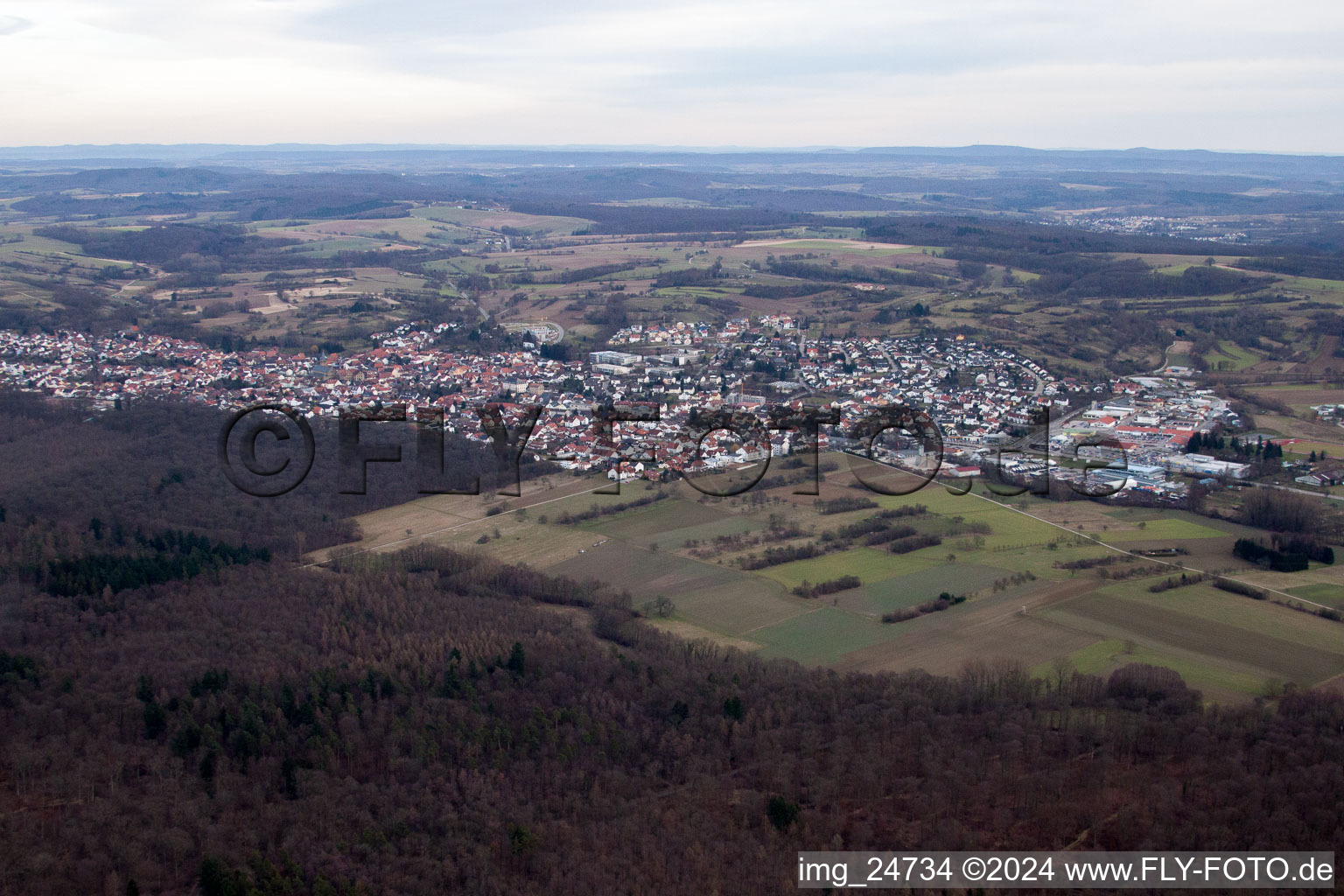 Vue aérienne de De l'ouest à Östringen dans le département Bade-Wurtemberg, Allemagne