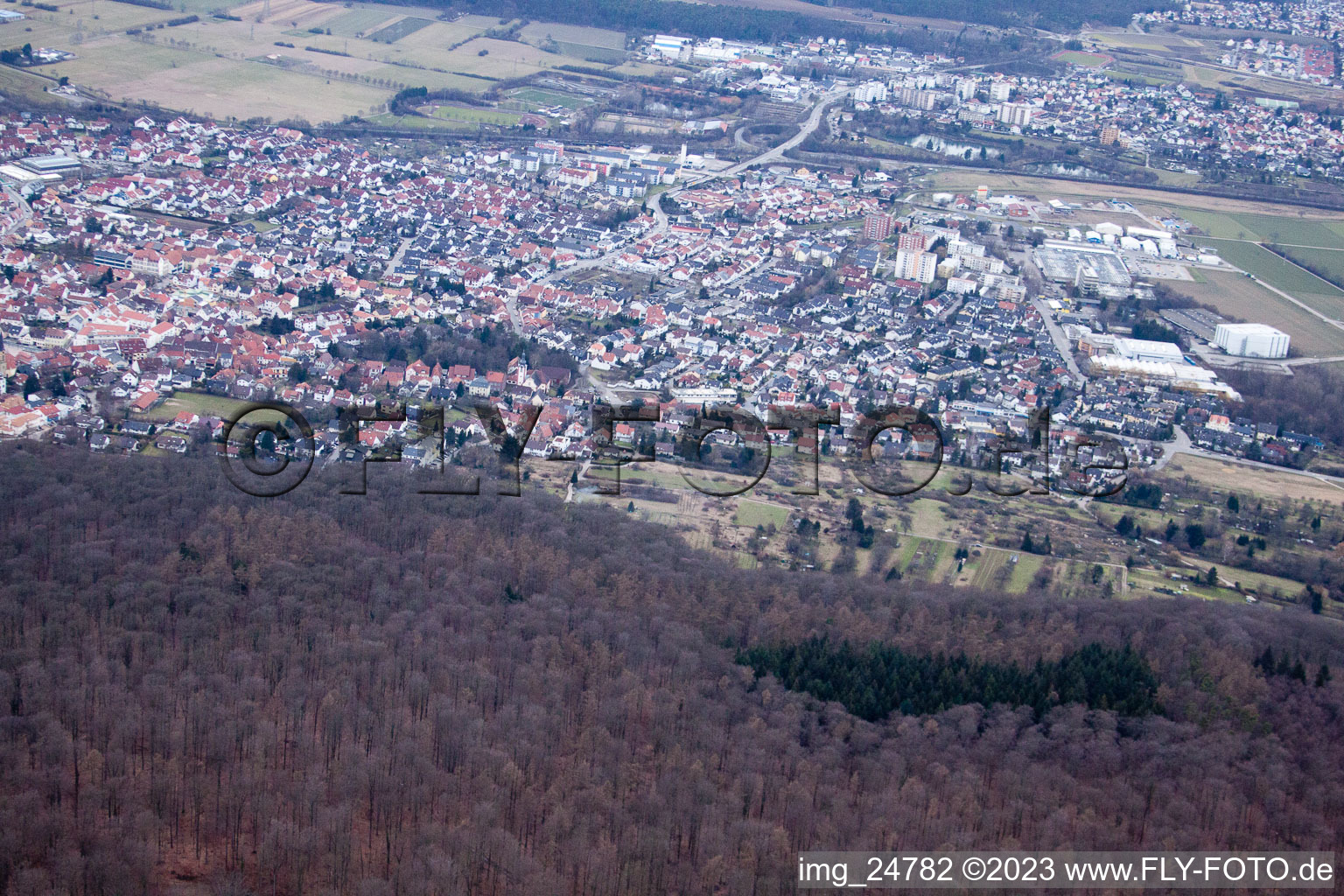 Carrière de calcaire à Nußloch dans le département Bade-Wurtemberg, Allemagne vue d'en haut