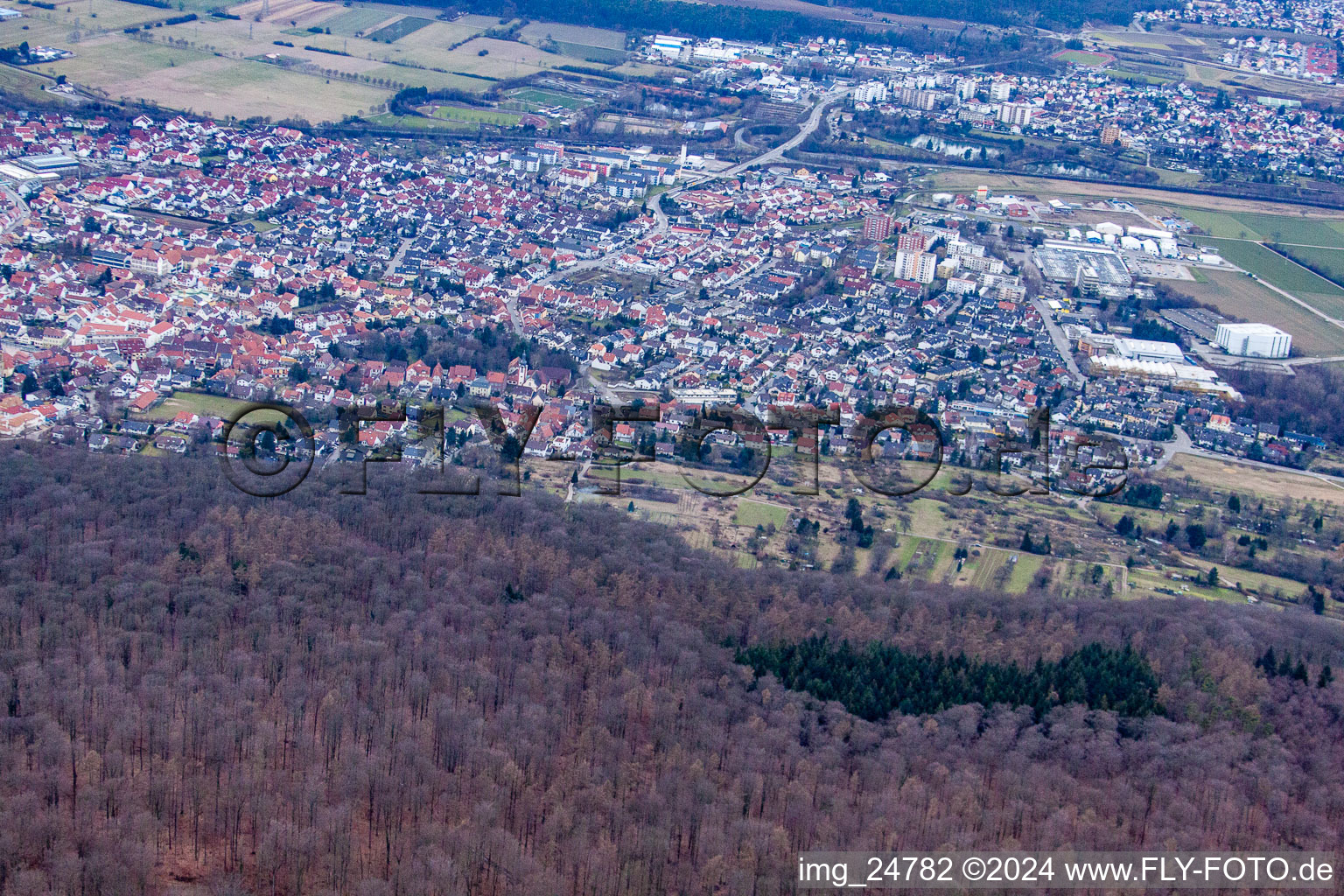 Carrière de calcaire à Nußloch dans le département Bade-Wurtemberg, Allemagne vue d'en haut