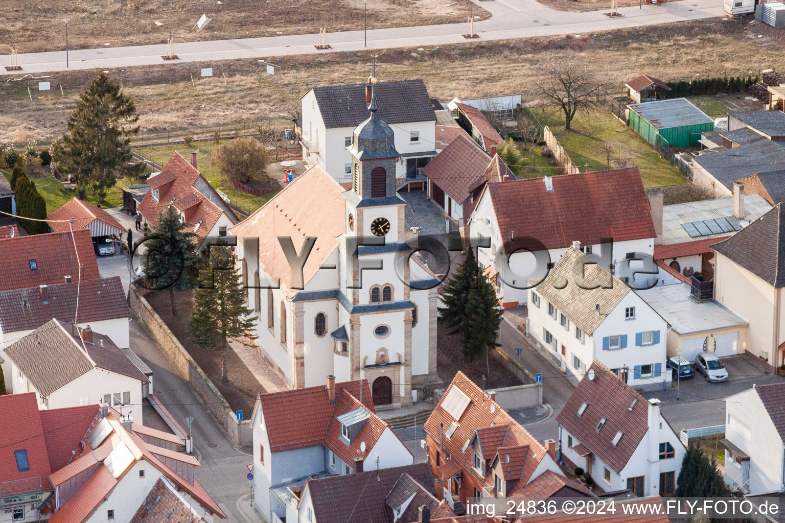 Vue aérienne de Église Saint-Martin au centre du village à le quartier Mörlheim in Landau in der Pfalz dans le département Rhénanie-Palatinat, Allemagne