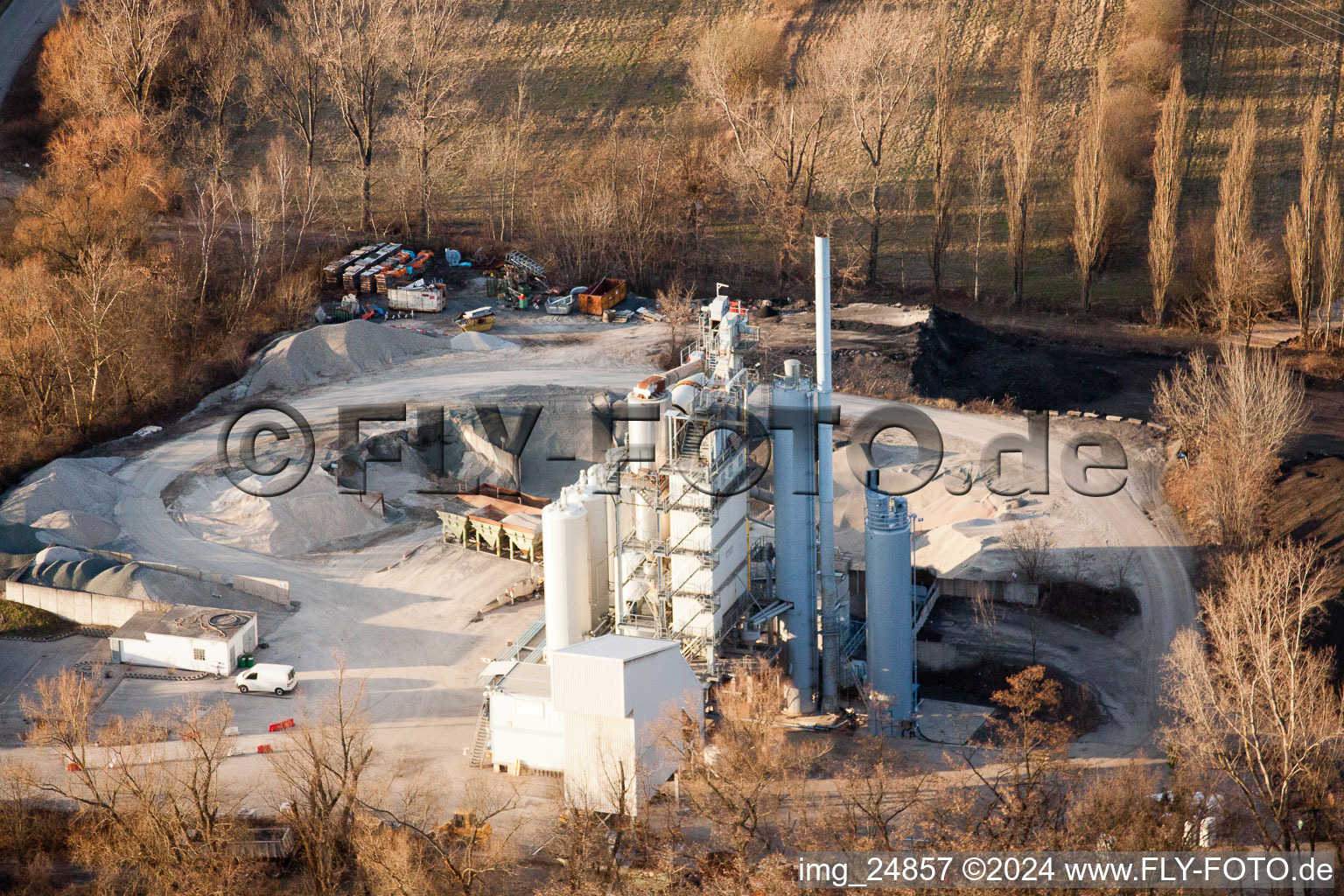 Vue aérienne de Centrale d'asphalte au piège à balles à Landau in der Pfalz dans le département Rhénanie-Palatinat, Allemagne