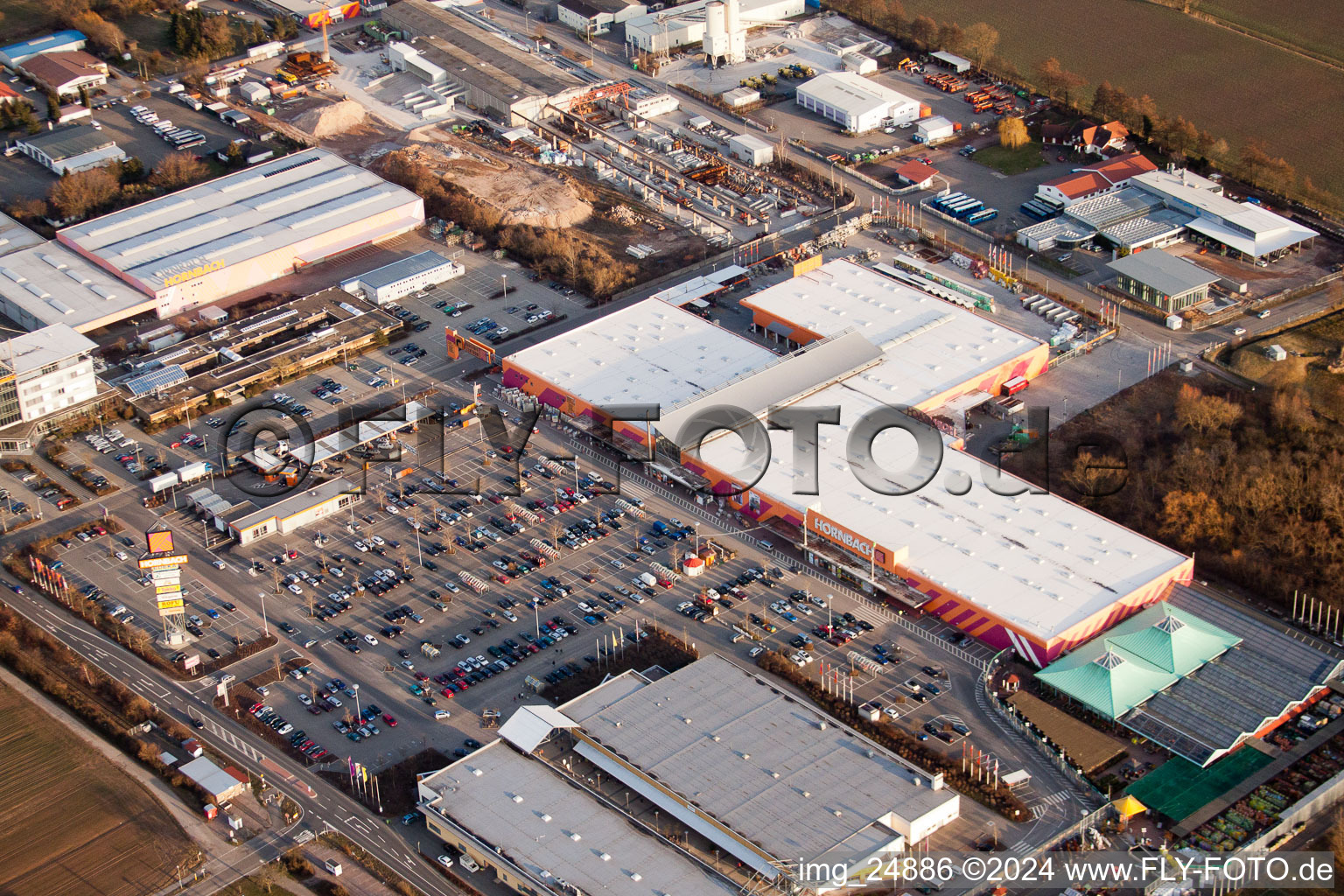 Vue oblique de Quincaillerie Hornbach dans la zone industrielle de Bruchwiesenstr à Bornheim dans le département Rhénanie-Palatinat, Allemagne