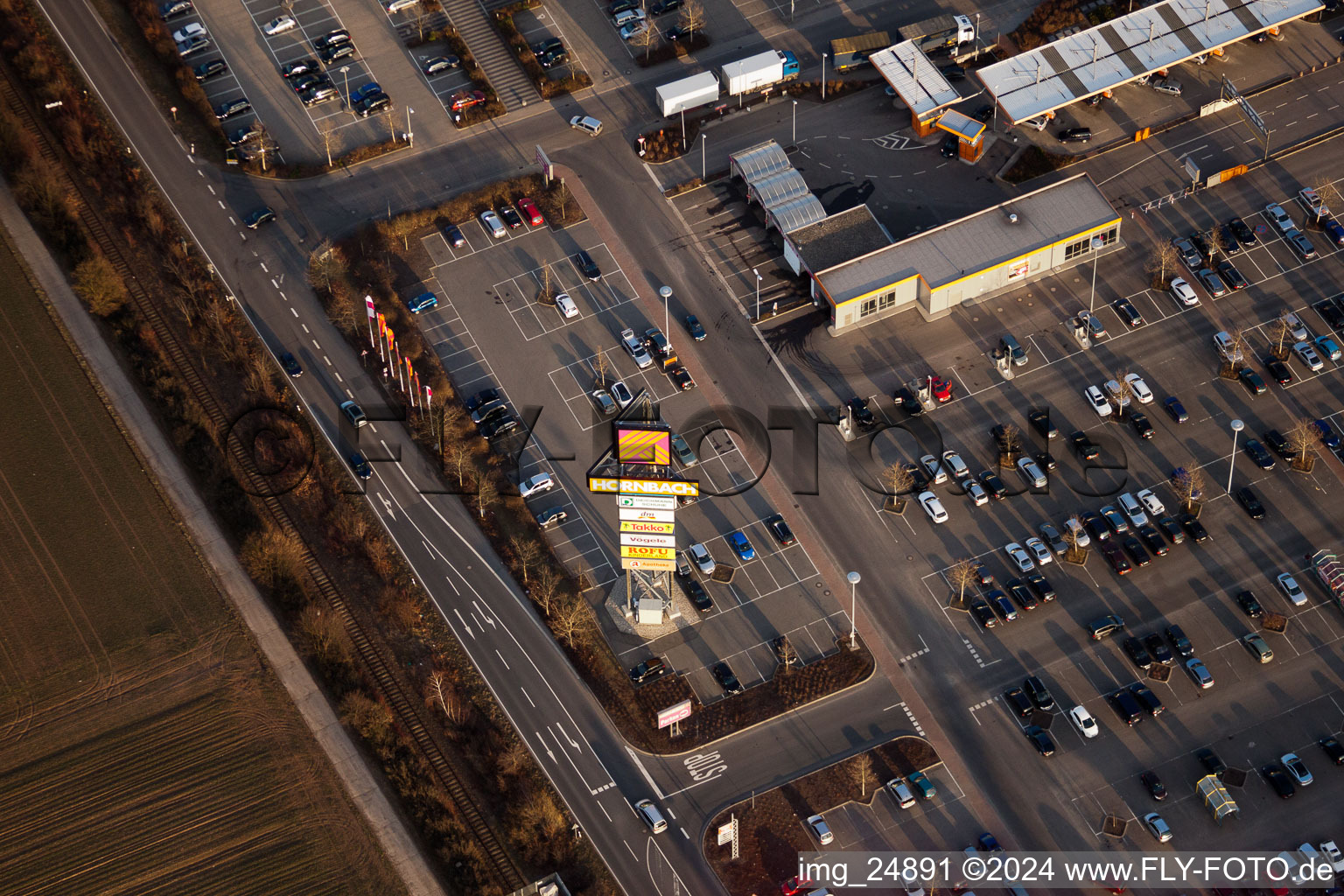 Vue aérienne de Parking du Hornbach à Bornheim dans le département Rhénanie-Palatinat, Allemagne