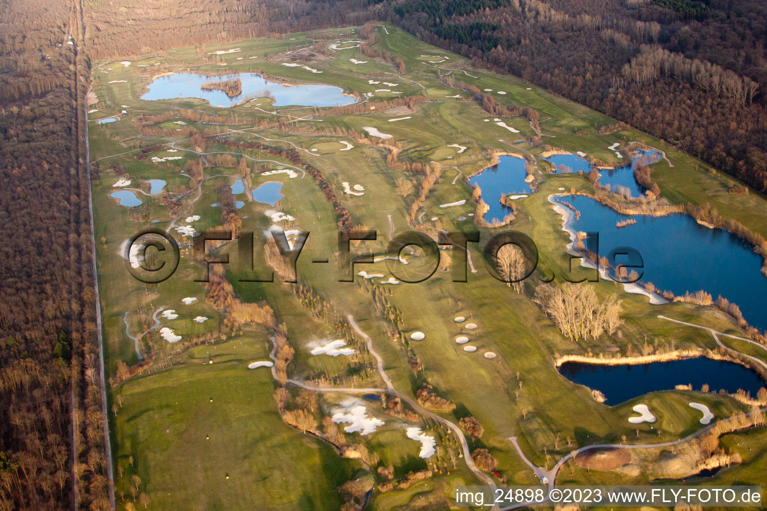 Club de golf Landgut Dreihof SÜW à Essingen dans le département Rhénanie-Palatinat, Allemagne du point de vue du drone