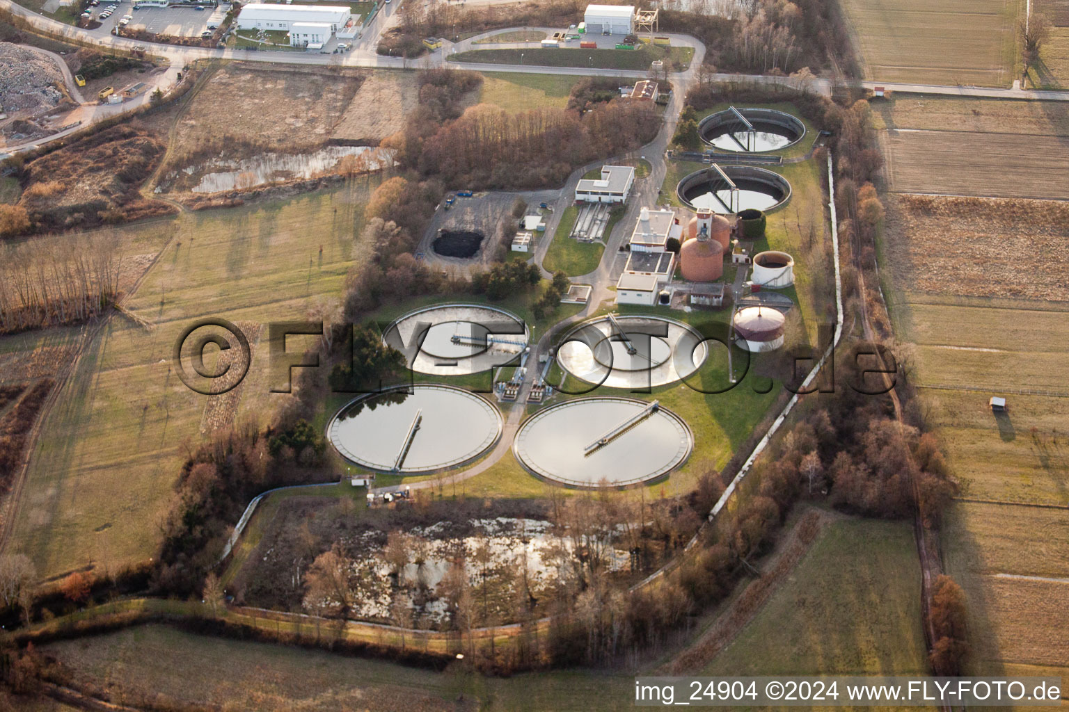 Vue aérienne de Usine de traitement des eaux usées à le quartier Offenbach in Offenbach an der Queich dans le département Rhénanie-Palatinat, Allemagne