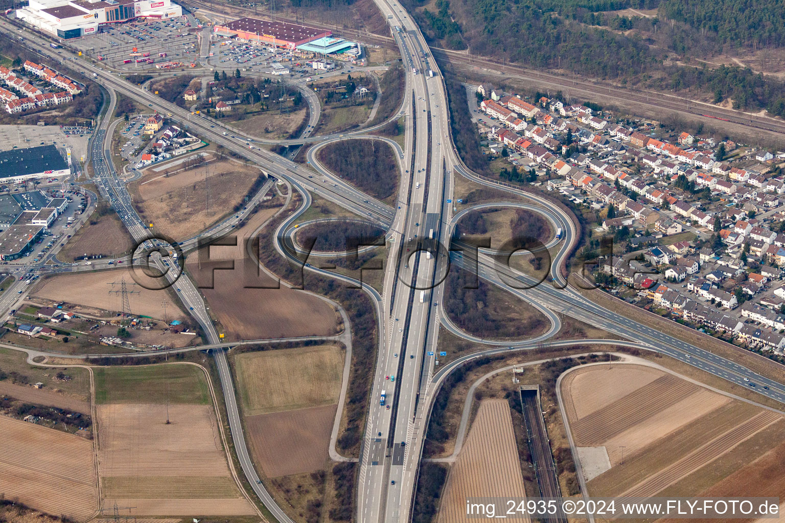 Vue aérienne de Tracé et voies le long de la sortie d'autoroute et accès du BAB A6 à la B36 à Schwetzingen dans le département Bade-Wurtemberg, Allemagne