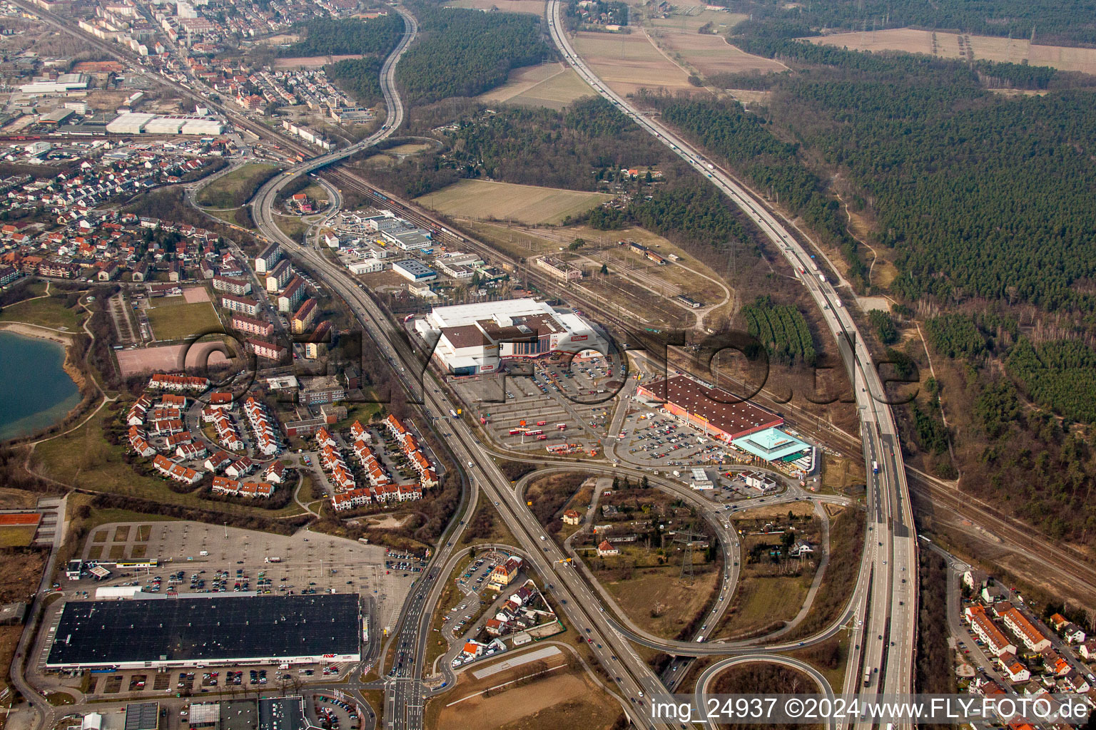 Vue aérienne de Zone commerciale et établissement d'entreprise Möbel Höffner et Hornbach Schwetzingen à Schwetzingen dans le département Bade-Wurtemberg, Allemagne