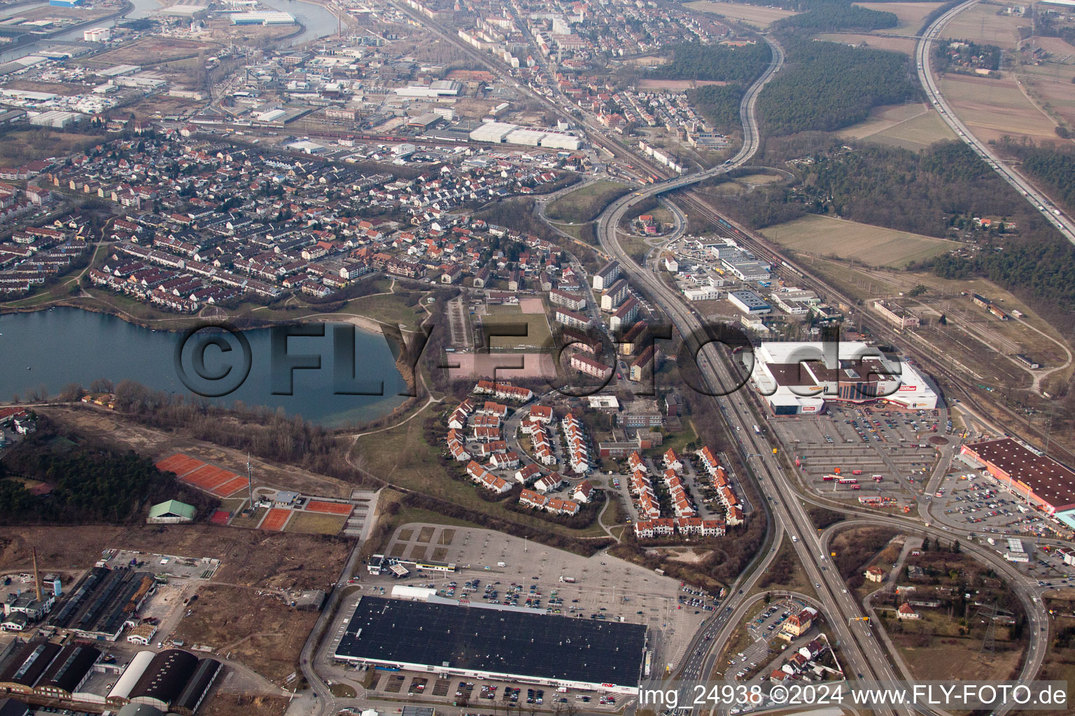 Vue aérienne de Lac Rheinauer à le quartier Rheinau in Mannheim dans le département Bade-Wurtemberg, Allemagne