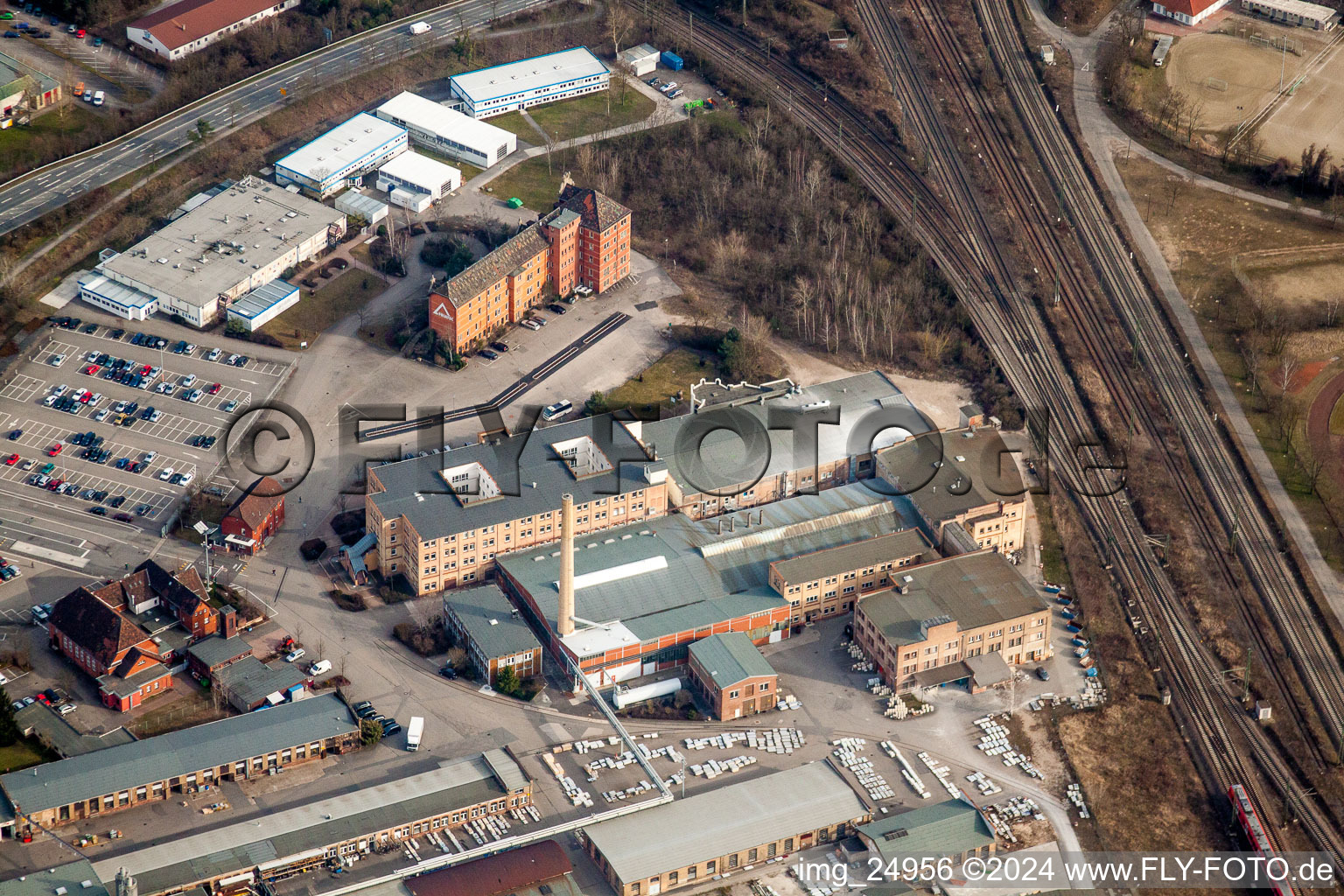 Vue aérienne de Zone industrielle et commerciale de FRIATEC Aktiengesellschaft à le quartier Friedrichsfeld in Mannheim dans le département Bade-Wurtemberg, Allemagne