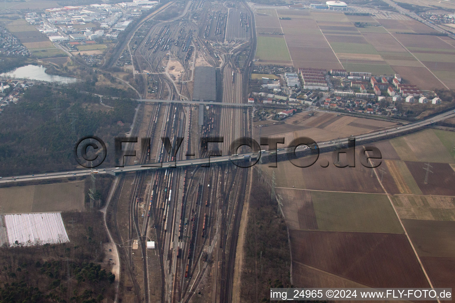 Vue aérienne de Dépôt de fret à le quartier Hochstätt in Mannheim dans le département Bade-Wurtemberg, Allemagne