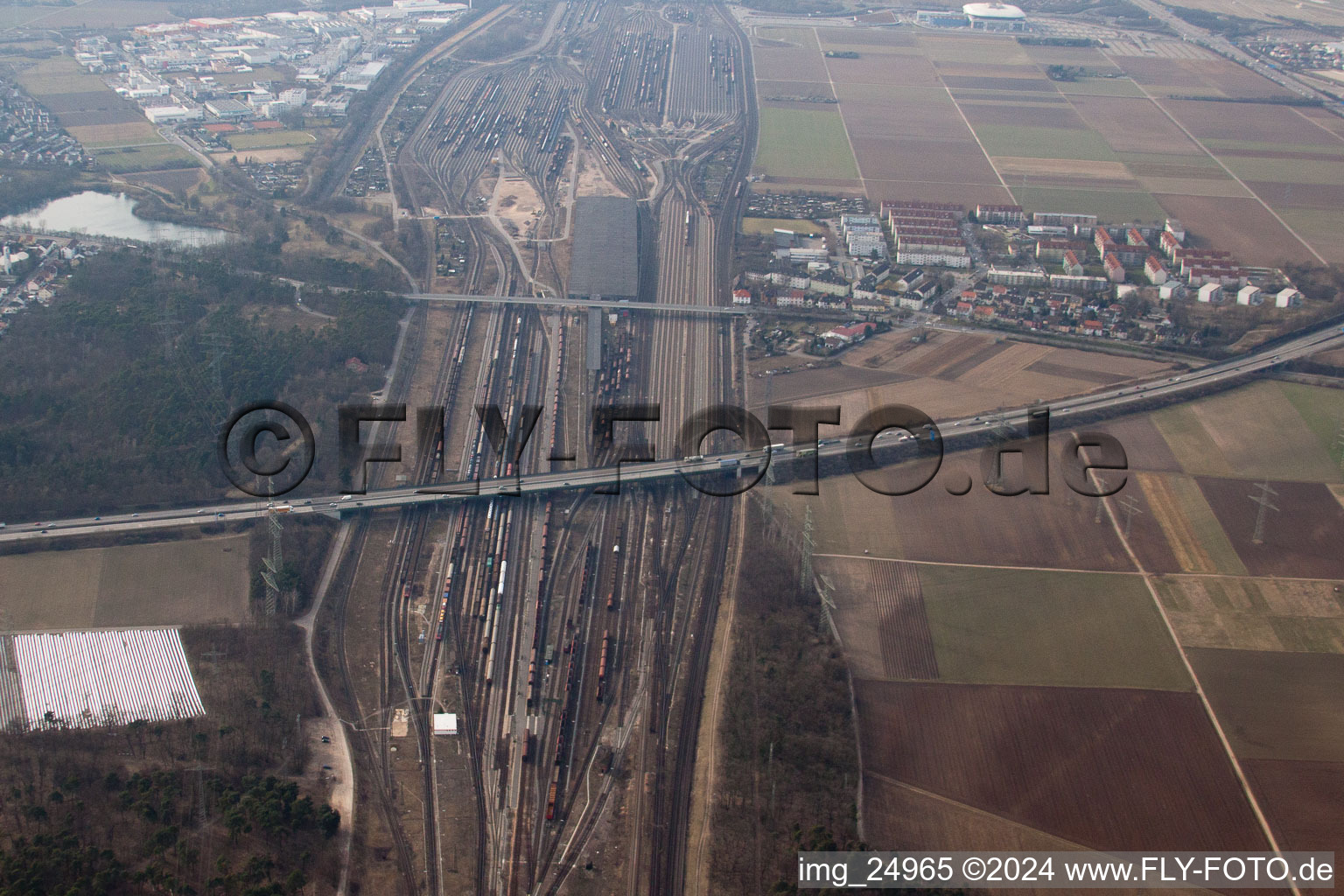 Vue aérienne de Gare de fret à le quartier Hochstätt in Mannheim dans le département Bade-Wurtemberg, Allemagne