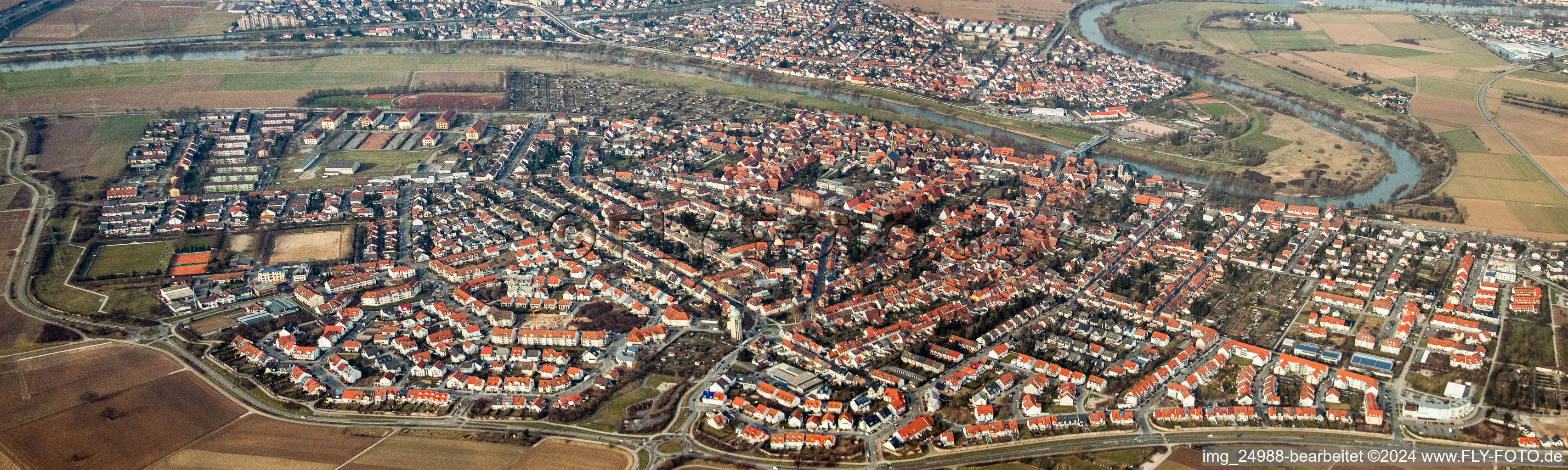 Vue aérienne de Perspective panoramique de la vue locale des rues et maisons des quartiers résidentiels à le quartier Seckenheim in Mannheim dans le département Bade-Wurtemberg, Allemagne