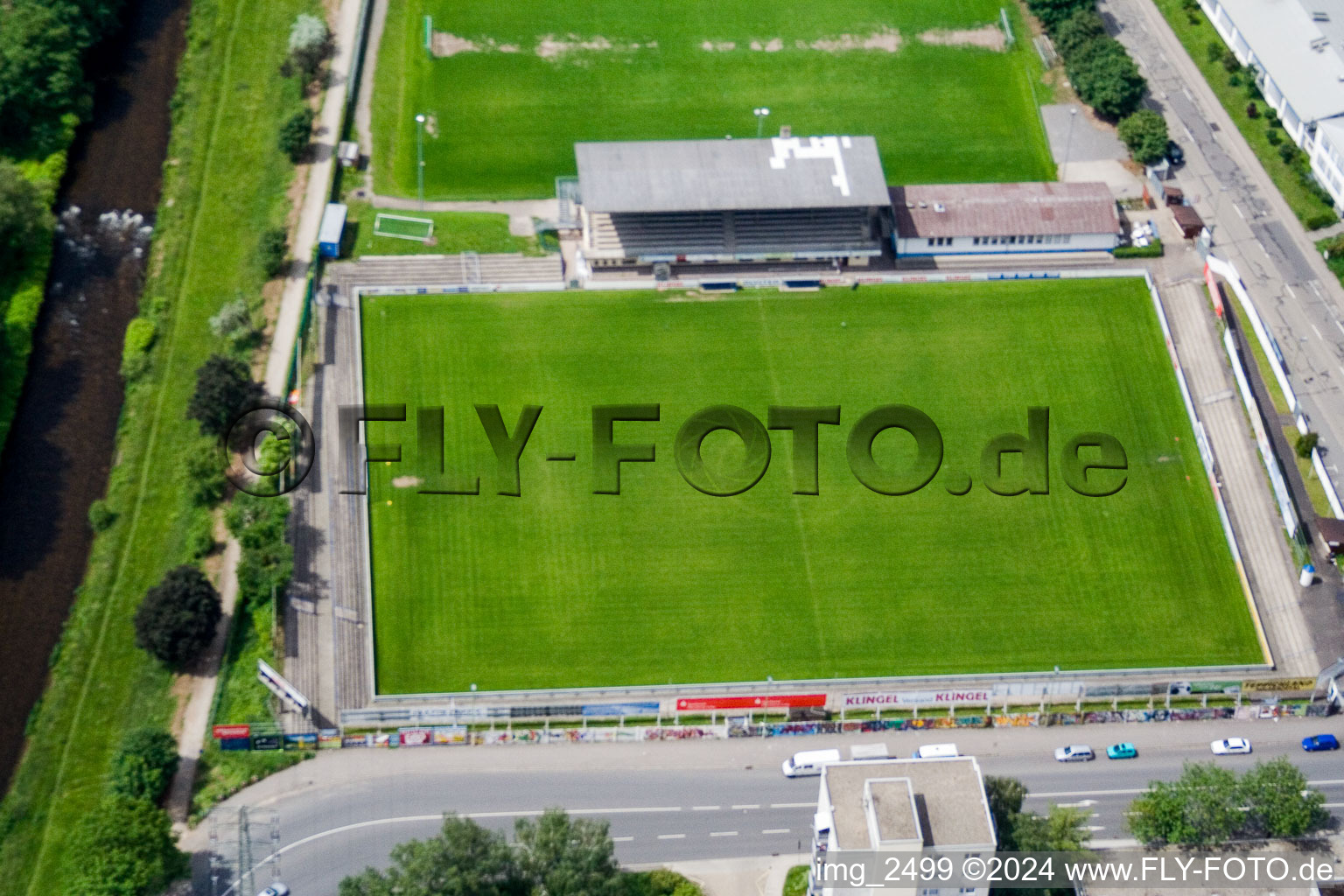 Vue aérienne de Terrain de football KRAMSKI ARENA. 1. CfR Pforzheim 1896 eV à le quartier Brötzingen in Pforzheim dans le département Bade-Wurtemberg, Allemagne