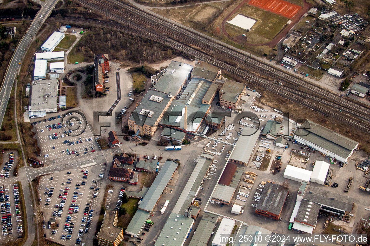 Vue aérienne de Zone industrielle et commerciale de FRIATEC Aktiengesellschaft à le quartier Friedrichsfeld in Mannheim dans le département Bade-Wurtemberg, Allemagne