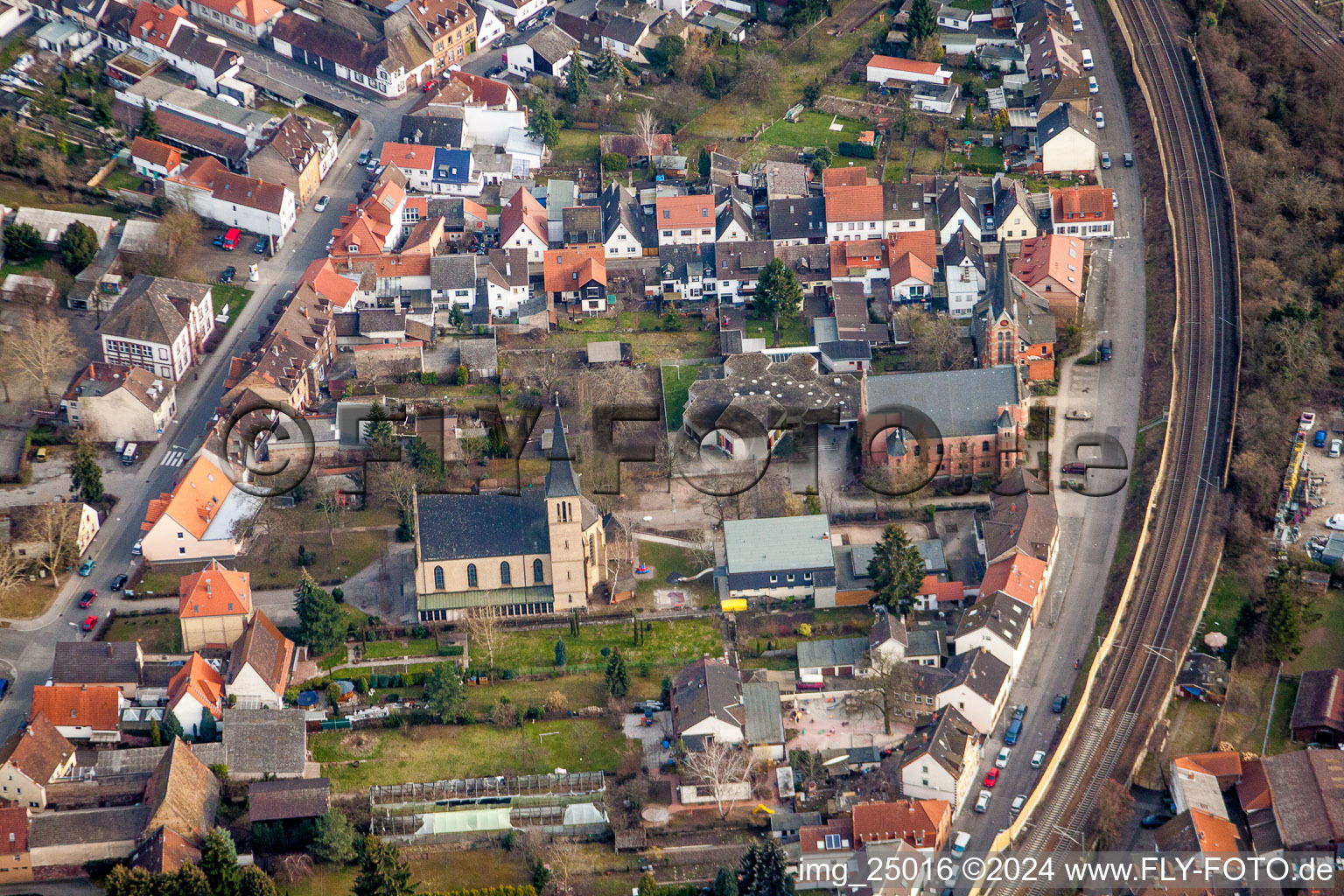 Vue aérienne de Bâtiment d'église à le quartier Friedrichsfeld in Mannheim dans le département Bade-Wurtemberg, Allemagne