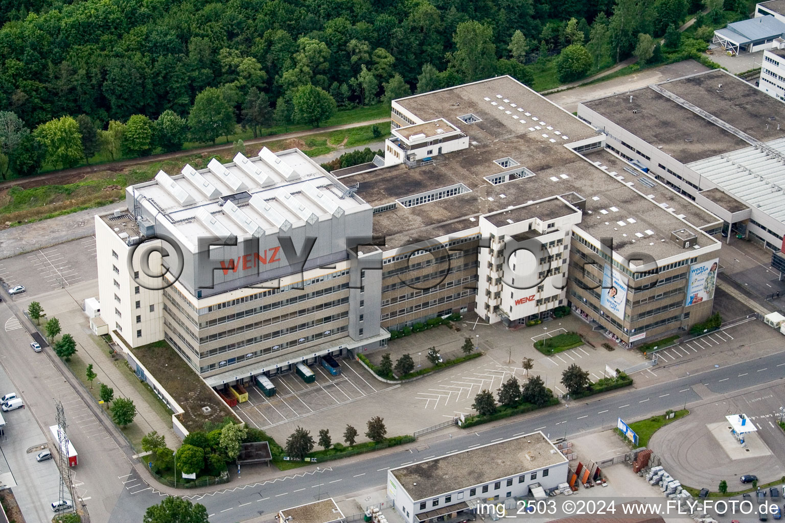 Vue aérienne de Immeuble de bureaux du bâtiment administratif et commercial Versandhaus Wenz à le quartier Brötzingen in Pforzheim dans le département Bade-Wurtemberg, Allemagne