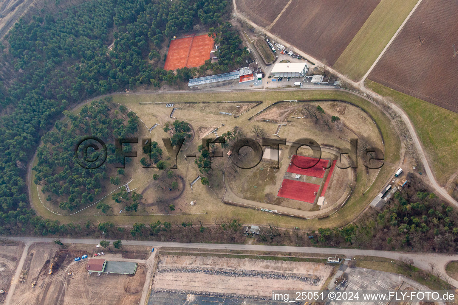 Circuit forestier du Badischer Rennverein à le quartier Seckenheim in Mannheim dans le département Bade-Wurtemberg, Allemagne d'en haut