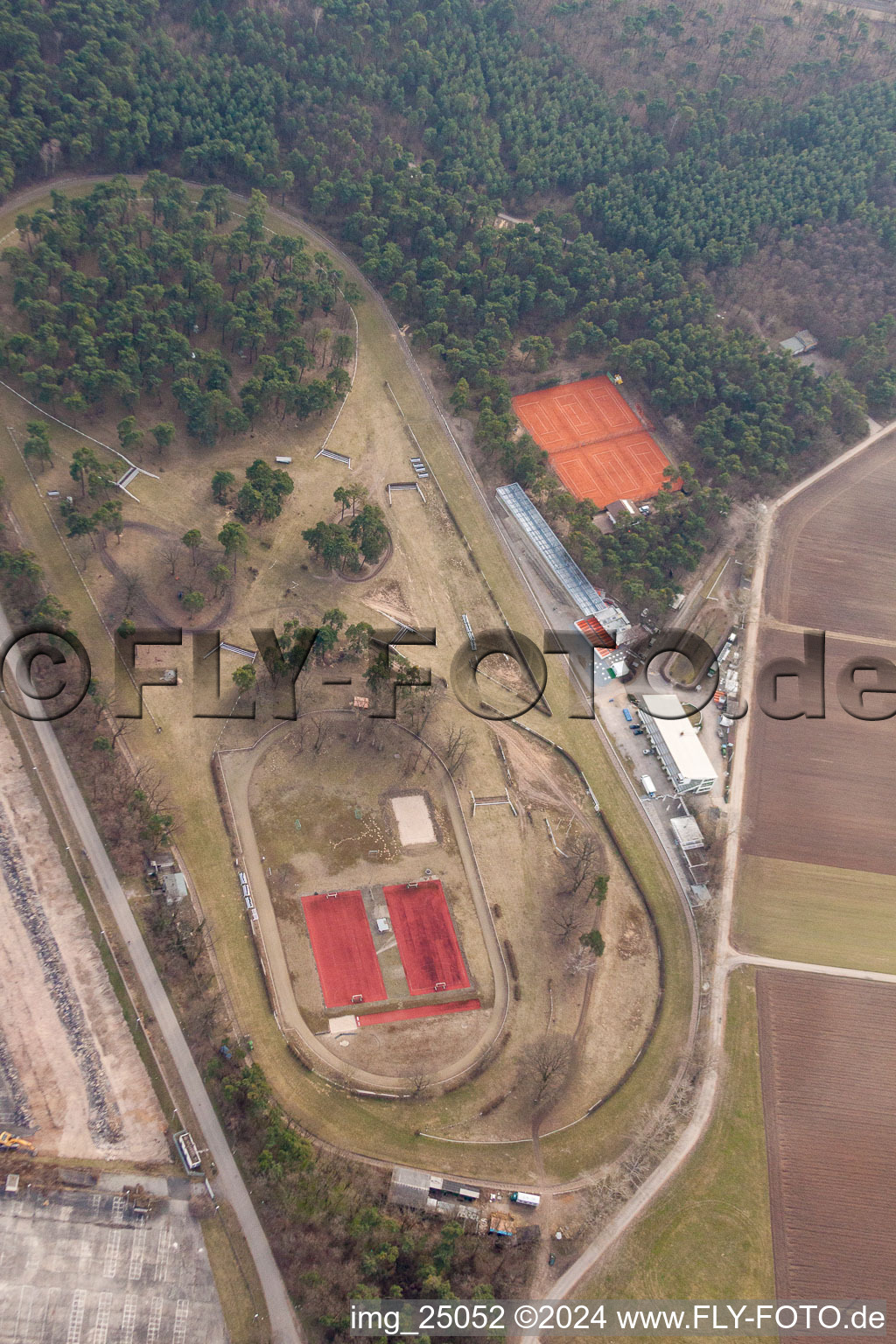 Circuit forestier du Badischer Rennverein à le quartier Seckenheim in Mannheim dans le département Bade-Wurtemberg, Allemagne hors des airs