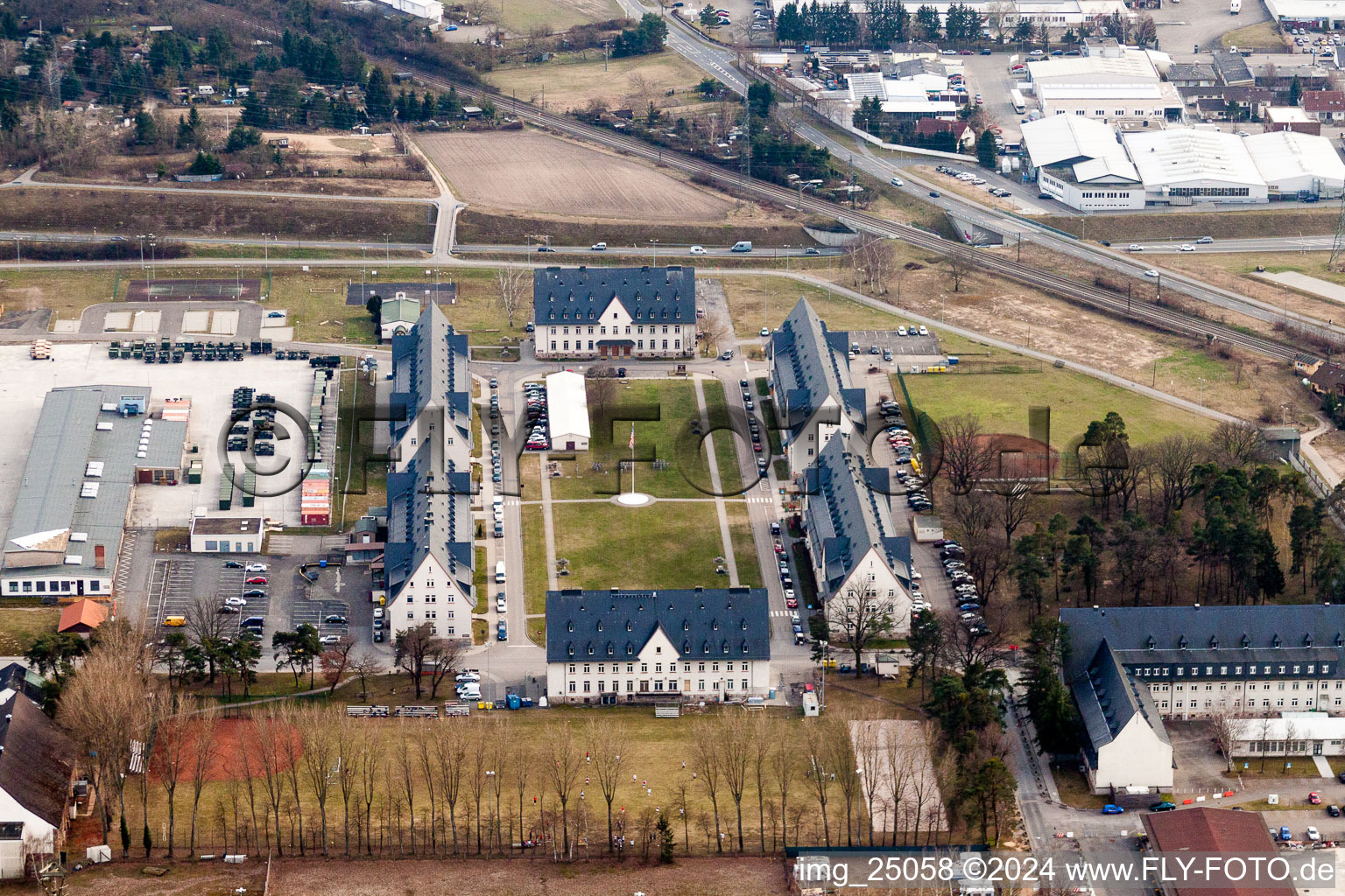 Vue aérienne de Caserne et zone d'entraînement de l'armée américaine à Schwetzingen dans le département Bade-Wurtemberg, Allemagne