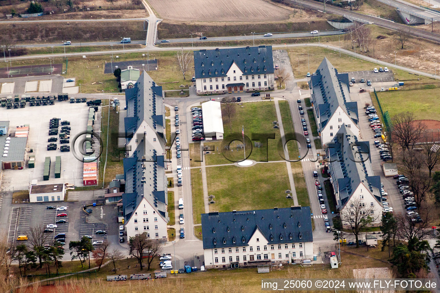 Vue aérienne de Caserne et zone d'entraînement de l'armée américaine à Schwetzingen dans le département Bade-Wurtemberg, Allemagne