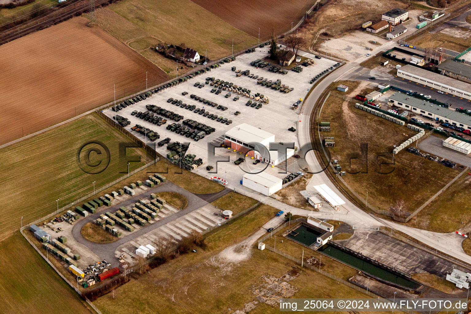 Vue aérienne de Parking pour véhicules militaires dans la zone d'entraînement de l'armée américaine à Schwetzingen dans le département Bade-Wurtemberg, Allemagne