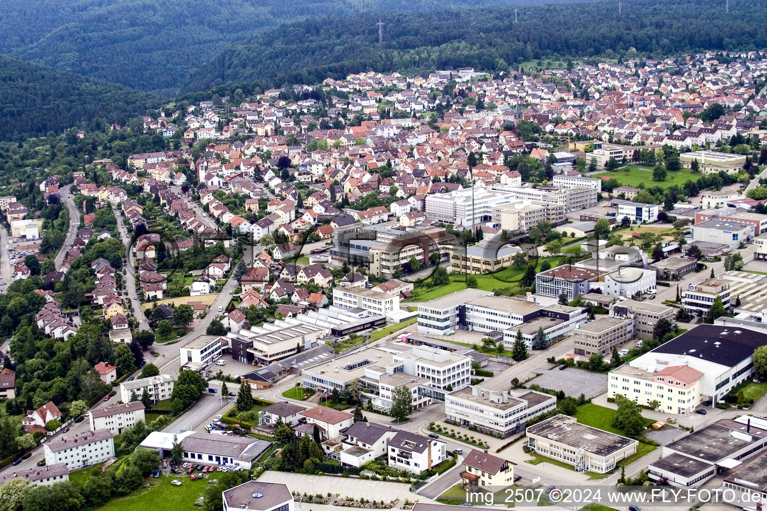 Vue aérienne de Zone commerciale Dennigstrasse et règlement de l'entreprise avec la société de vente par correspondance Wenz à le quartier Brötzingen in Pforzheim dans le département Bade-Wurtemberg, Allemagne