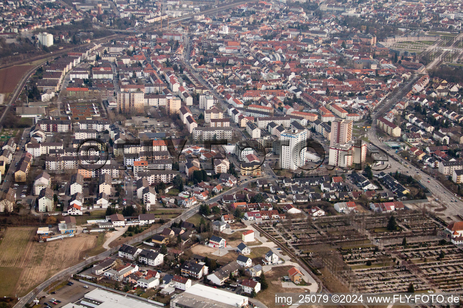 Schwetzingen dans le département Bade-Wurtemberg, Allemagne depuis l'avion