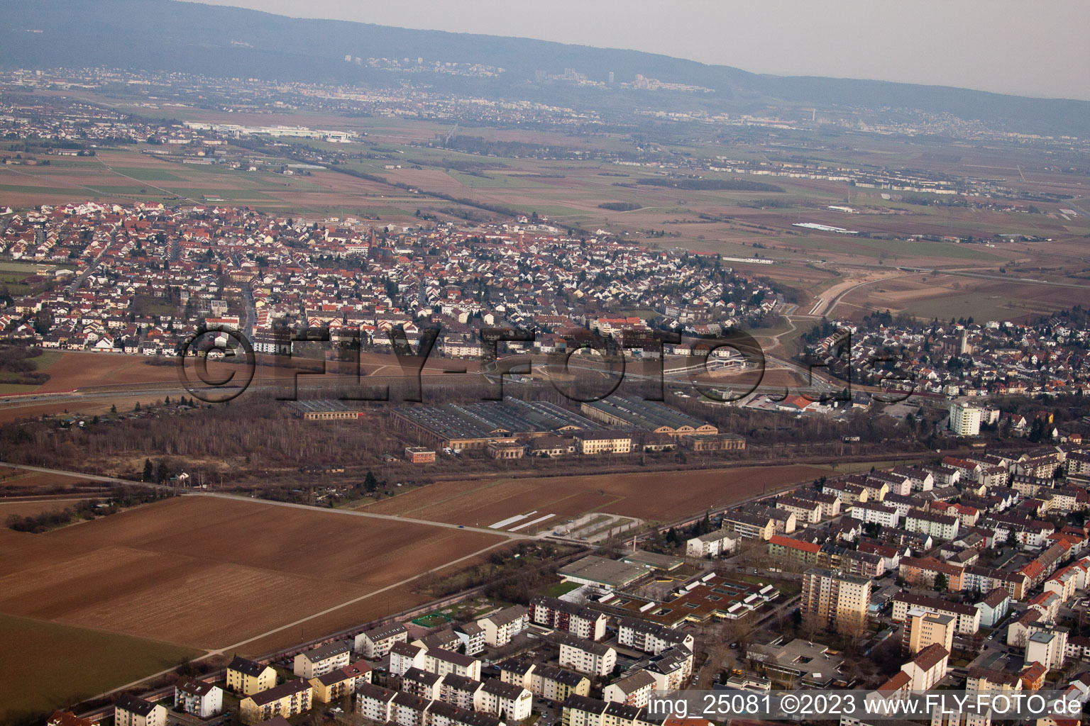 Vue aérienne de À l'avant, l'atelier de réparation de Schwetzingen à Plankstadt dans le département Bade-Wurtemberg, Allemagne
