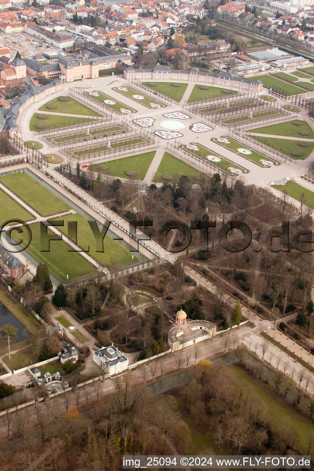 Parc du château de Schwetzingen à Schwetzingen dans le département Bade-Wurtemberg, Allemagne vue d'en haut