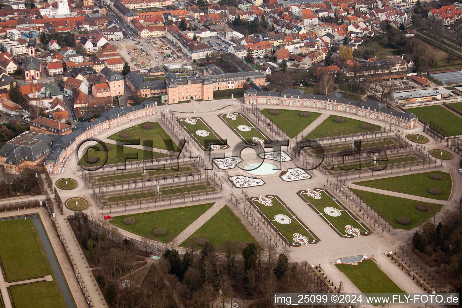 Vue d'oiseau de Parc du château de Schwetzingen à Schwetzingen dans le département Bade-Wurtemberg, Allemagne