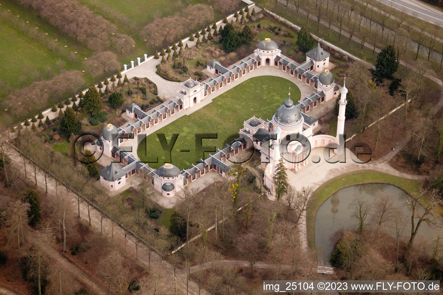 Parc du château de Schwetzingen à Schwetzingen dans le département Bade-Wurtemberg, Allemagne du point de vue du drone