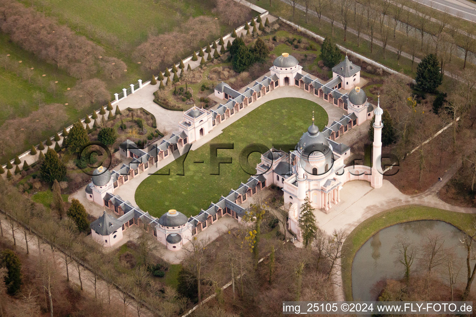 Parc du château de Schwetzingen à Schwetzingen dans le département Bade-Wurtemberg, Allemagne d'un drone