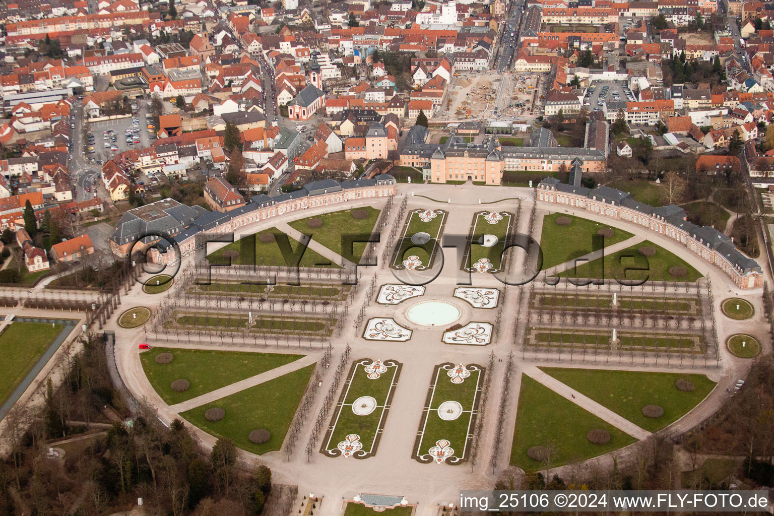 Parc du château de Schwetzingen à Schwetzingen dans le département Bade-Wurtemberg, Allemagne vu d'un drone