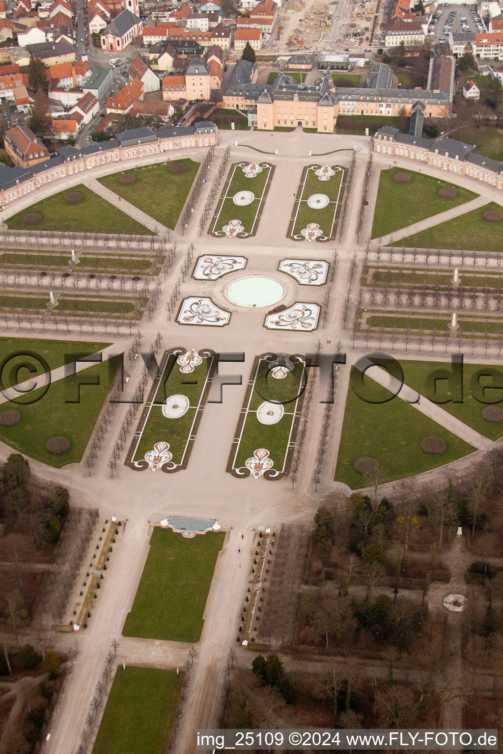 Vue aérienne de Parc du château de Schwetzingen à Schwetzingen dans le département Bade-Wurtemberg, Allemagne