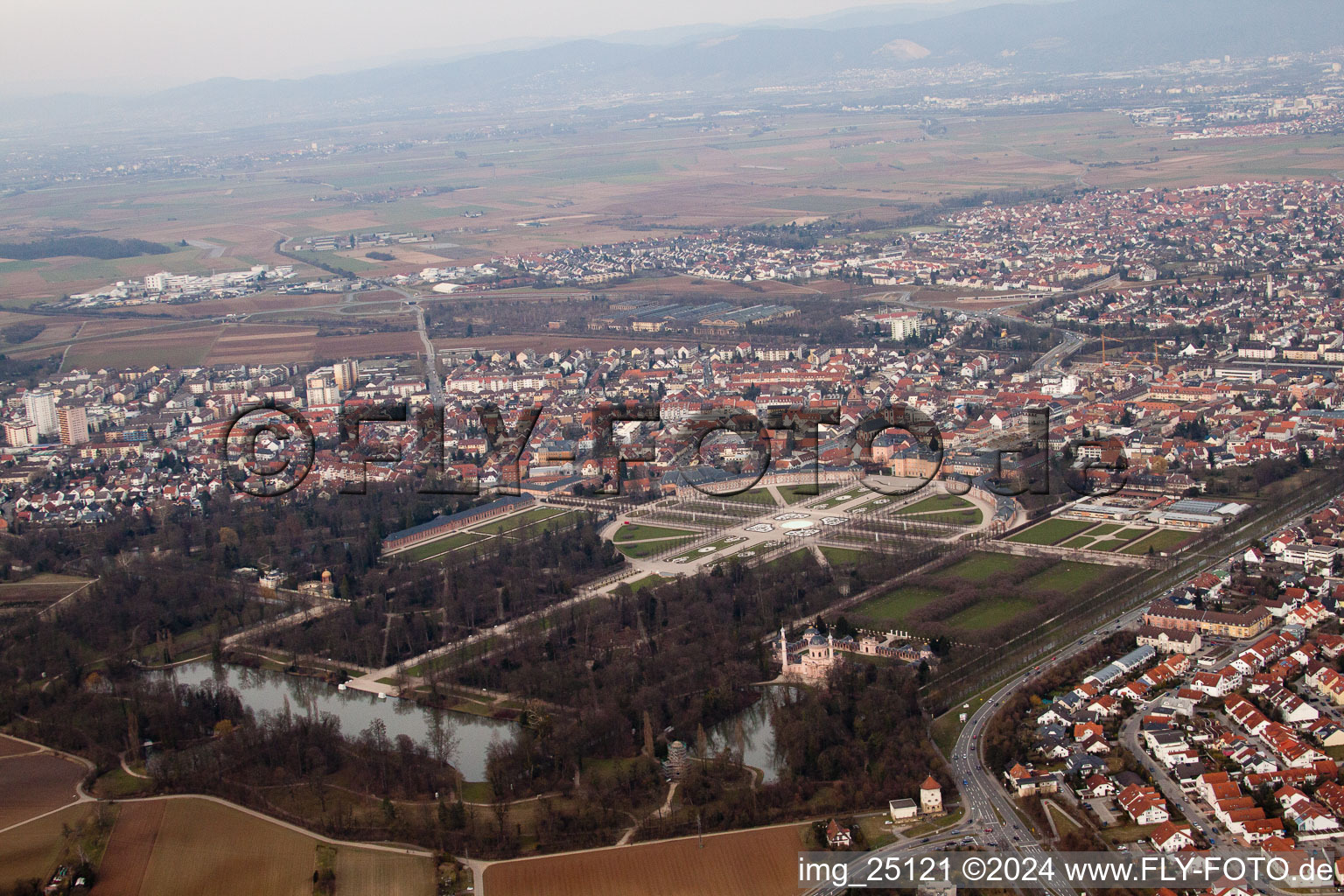 Schwetzingen dans le département Bade-Wurtemberg, Allemagne du point de vue du drone