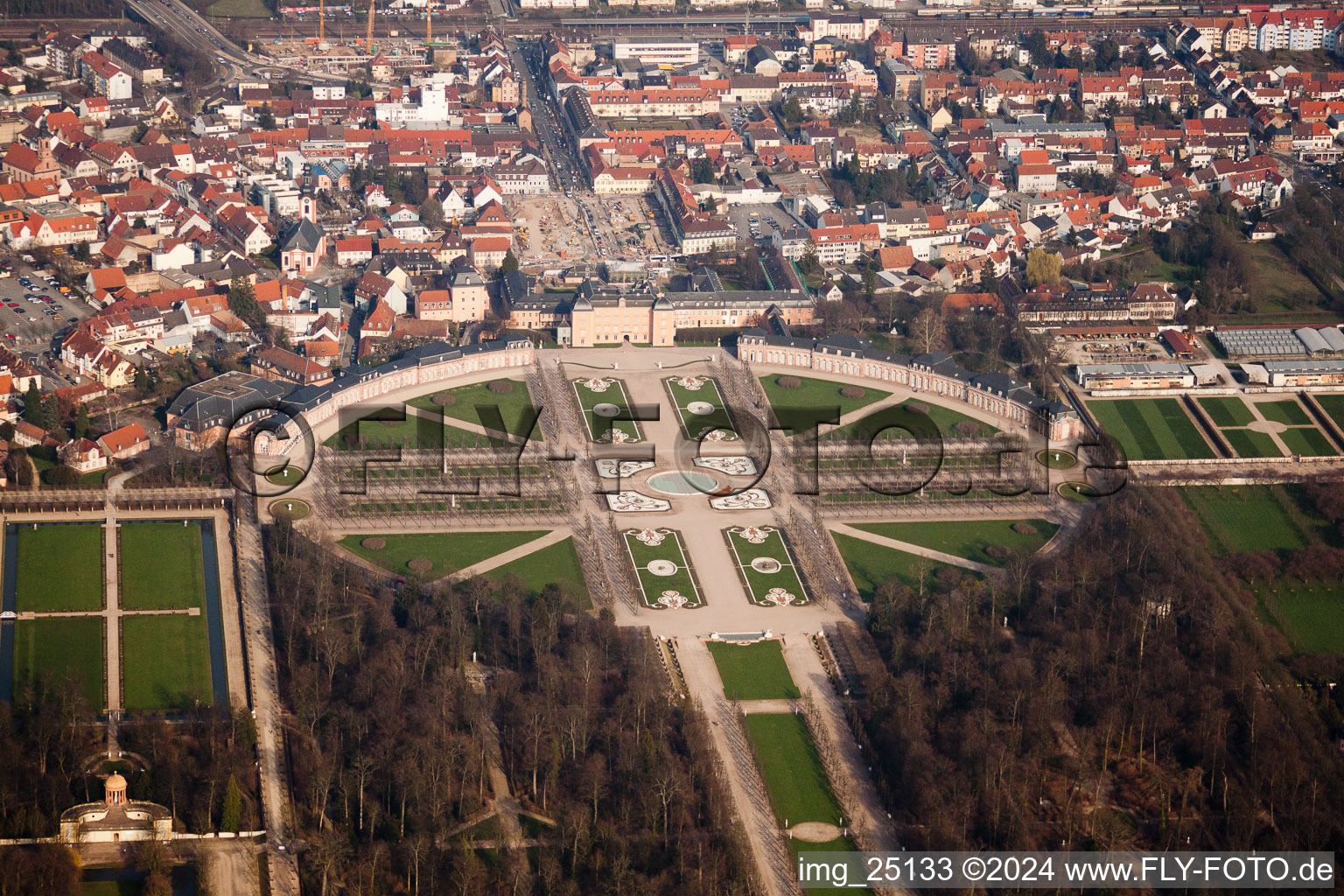 Vue sur le château Schwetzingen et le jardin baroque à la française. Le château servait de résidence d'été aux électeurs du Palatinat et a été construit sous sa forme actuelle en 1697. à Schwetzingen dans le département Bade-Wurtemberg, Allemagne d'en haut