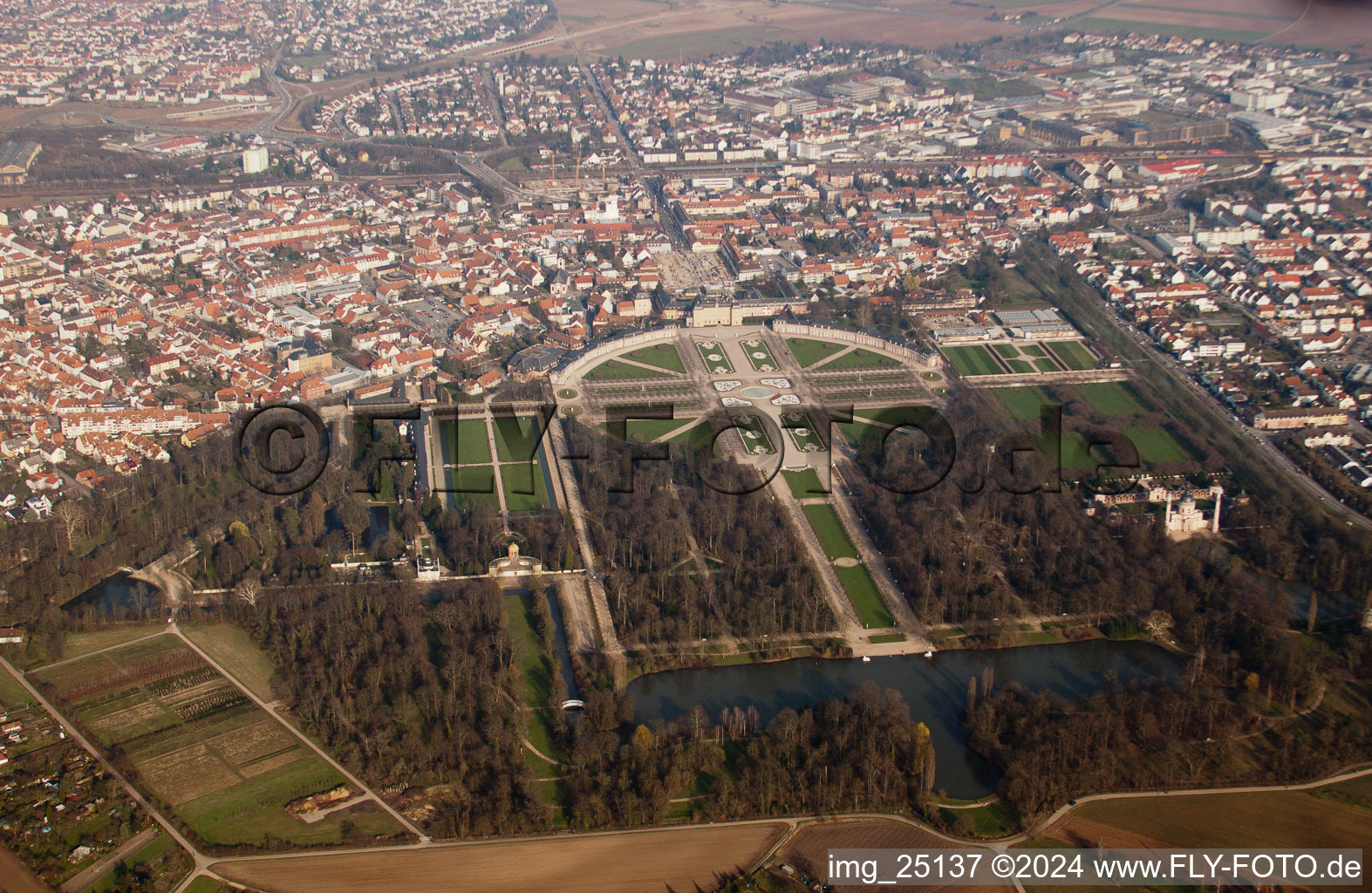 Parc du château de Schwetzingen à Schwetzingen dans le département Bade-Wurtemberg, Allemagne hors des airs