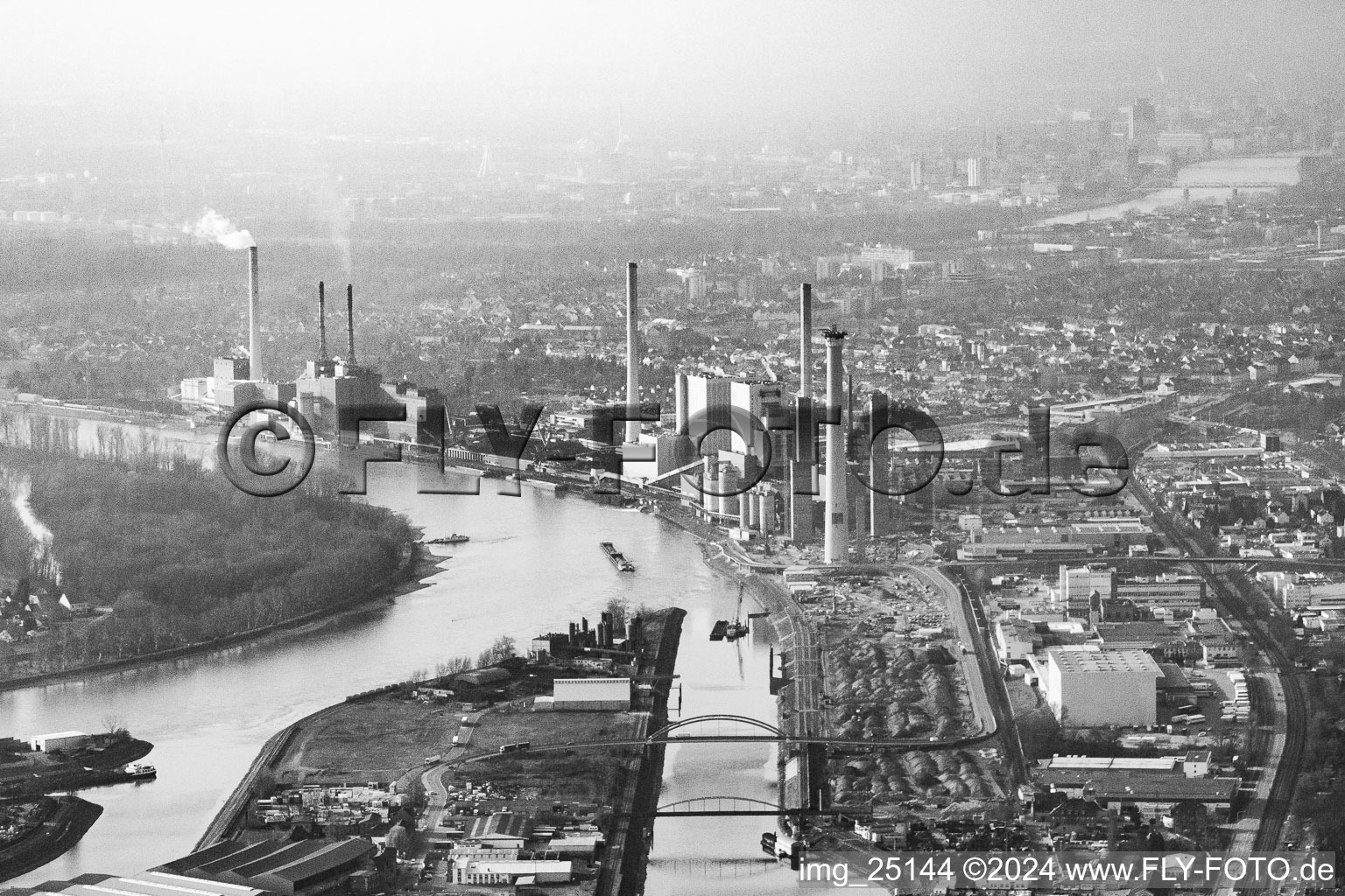 Vue aérienne de Grande centrale électrique dans la brume et installations portuaires au bord du Rhin dans le district de Neckarau à le quartier Rheinau in Mannheim dans le département Bade-Wurtemberg, Allemagne