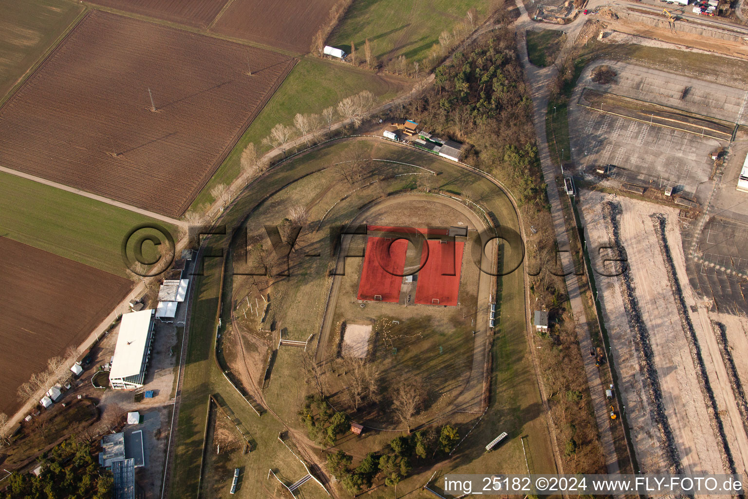 Circuit forestier du Badischer Rennverein à le quartier Seckenheim in Mannheim dans le département Bade-Wurtemberg, Allemagne depuis l'avion