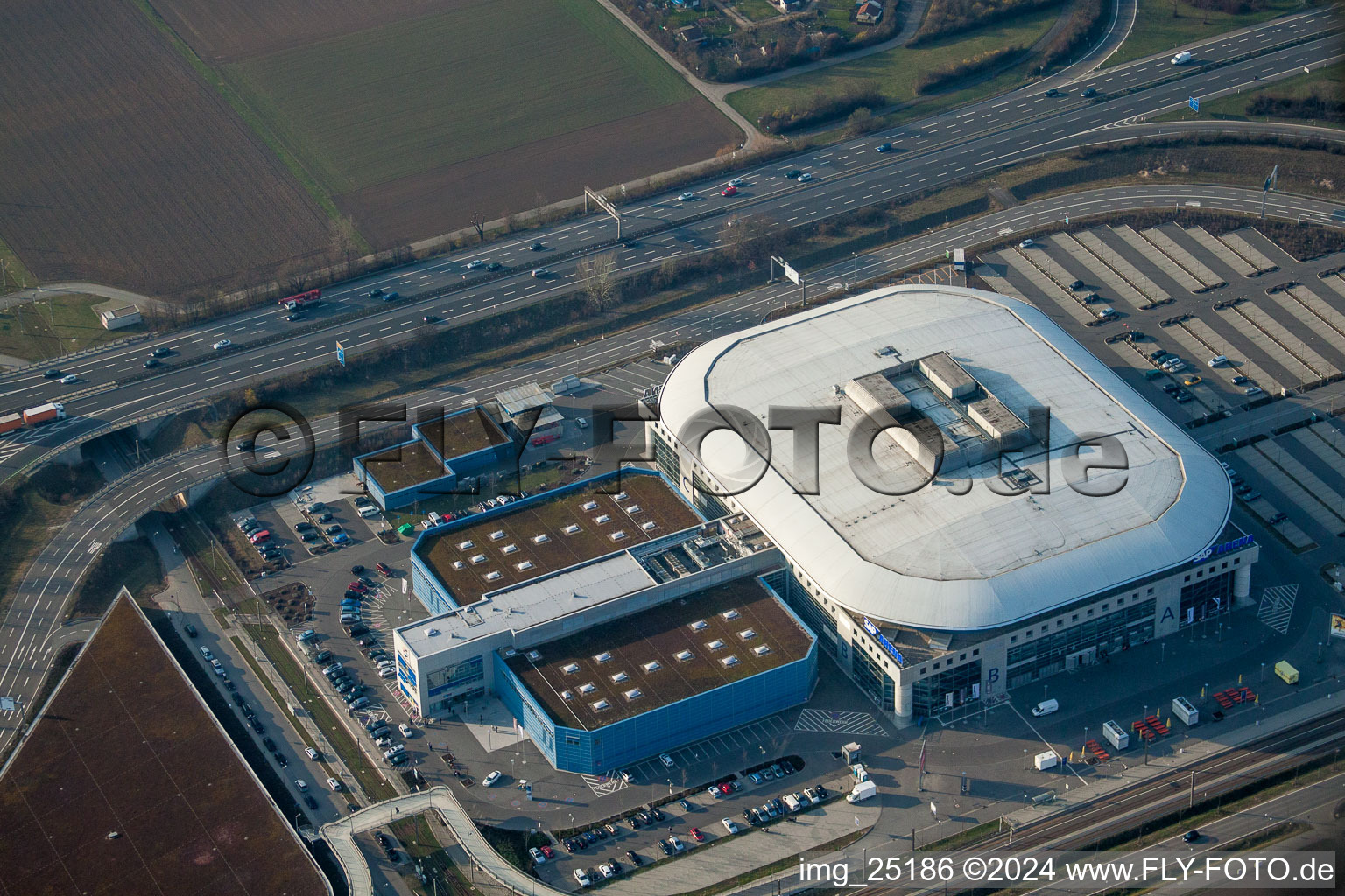 Vue aérienne de Espace événementiel et concert de musique de la SAP Arena à le quartier Hochstätt in Mannheim dans le département Bade-Wurtemberg, Allemagne