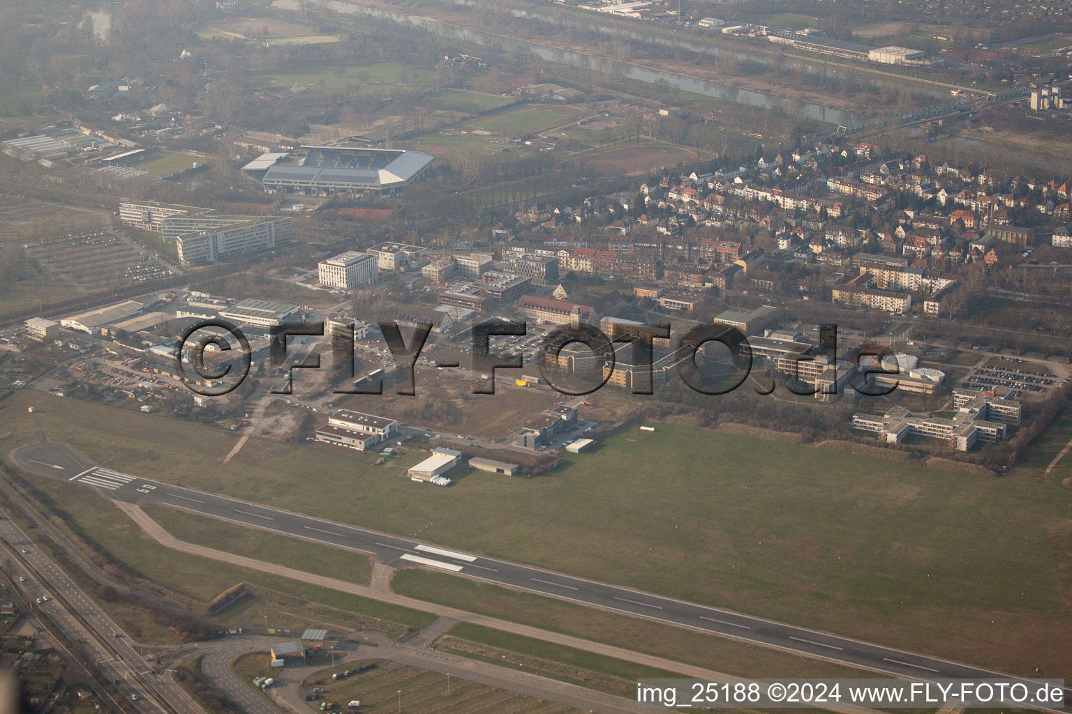 Vue aérienne de Aéroport de la ville à le quartier Neuostheim in Mannheim dans le département Bade-Wurtemberg, Allemagne