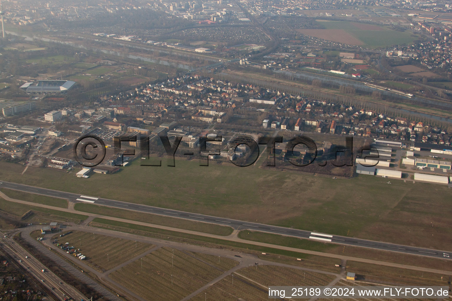 Vue aérienne de Aéroport de la ville à le quartier Neuostheim in Mannheim dans le département Bade-Wurtemberg, Allemagne