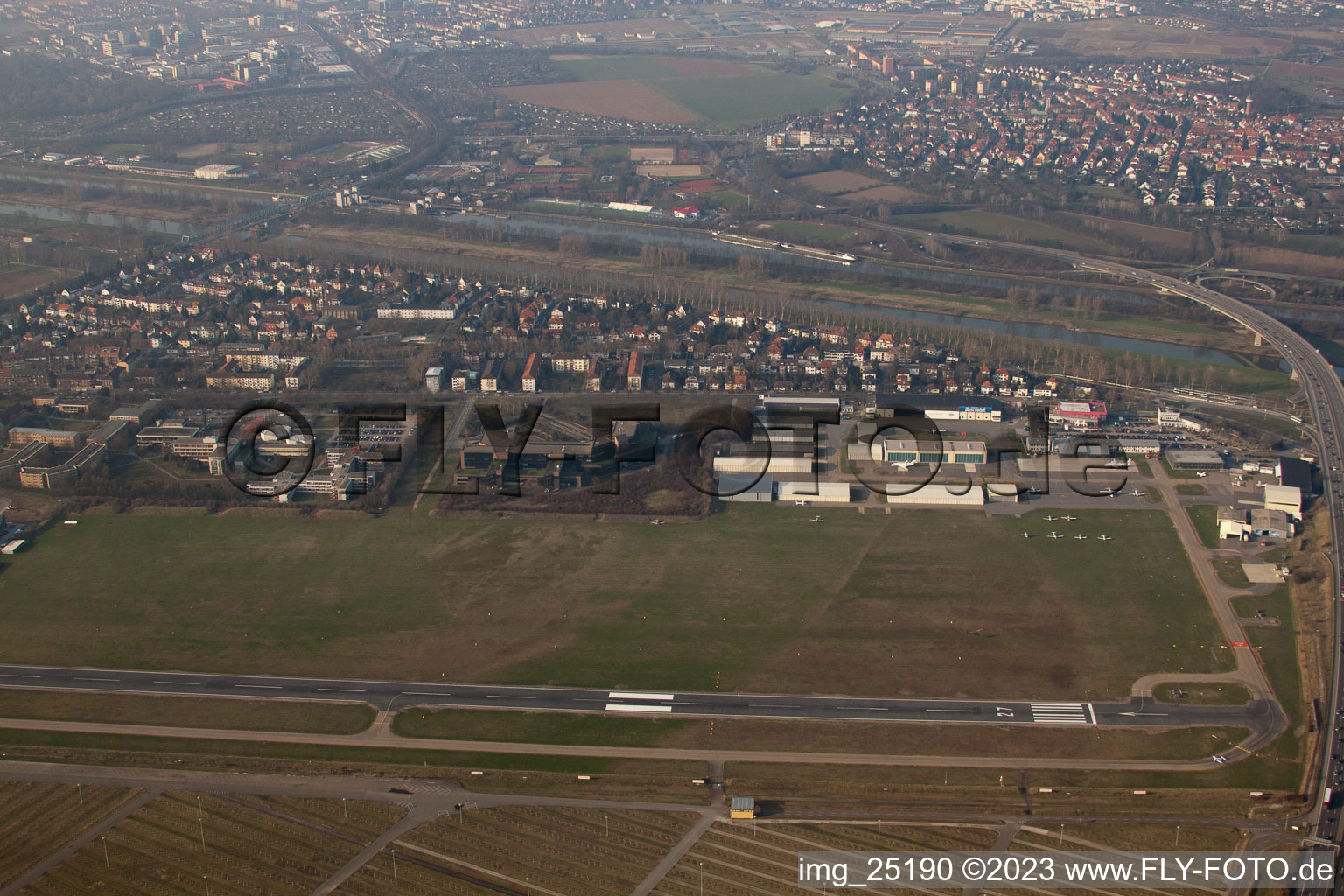 Photographie aérienne de Aéroport de la ville à le quartier Neuostheim in Mannheim dans le département Bade-Wurtemberg, Allemagne