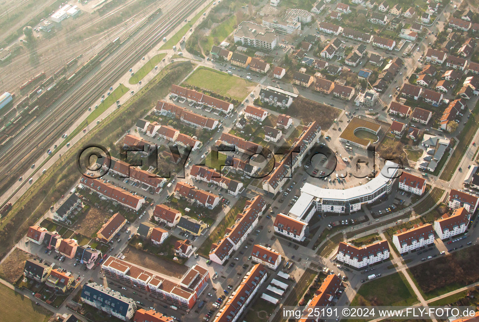 Vue aérienne de Place Gerd Dehof à le quartier Neuhermsheim in Mannheim dans le département Bade-Wurtemberg, Allemagne