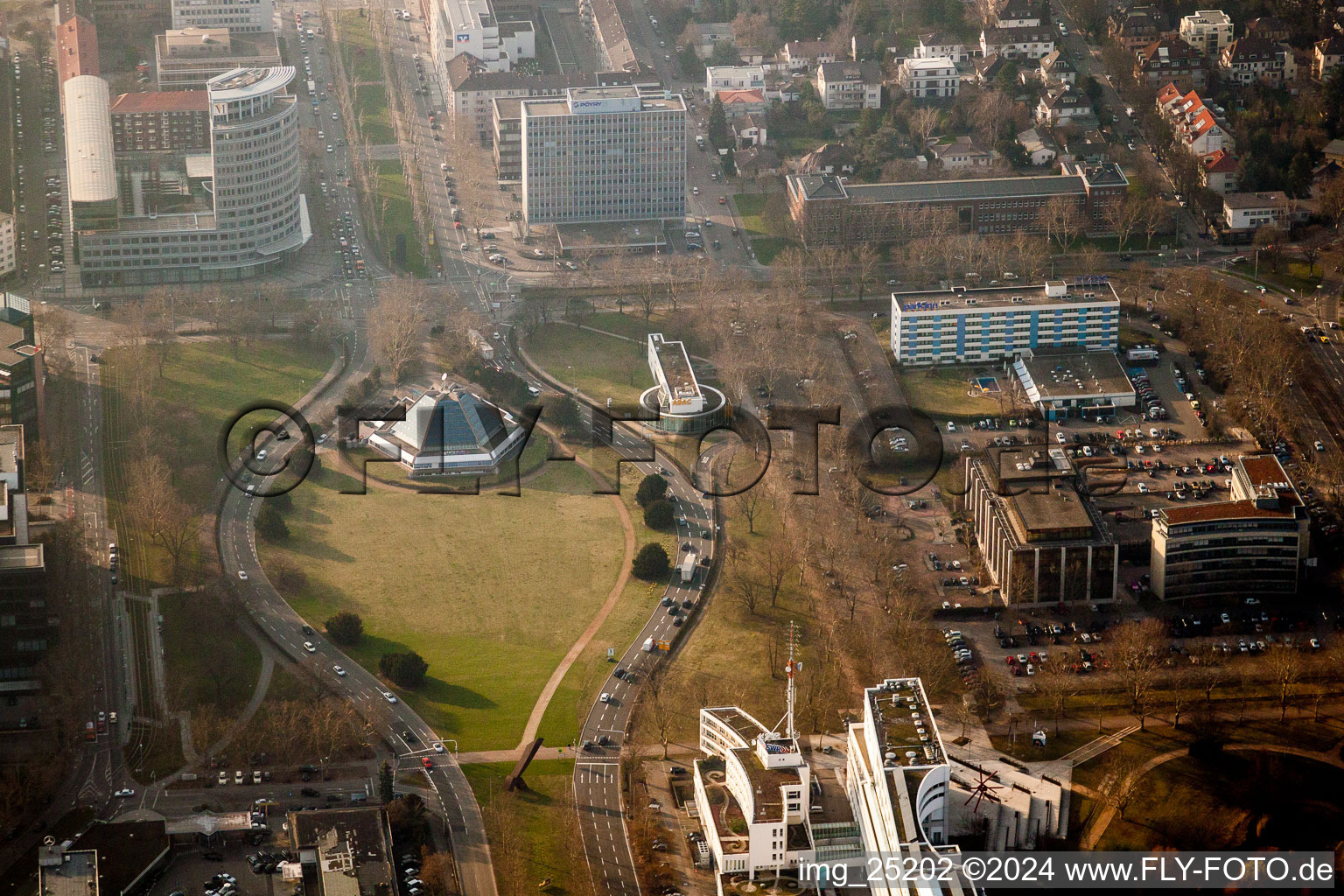 Vue aérienne de Bâtiment et observatoire du planétarium Mannheim dans le quartier d'Oststadt à le quartier Schwetzingerstadt in Mannheim dans le département Bade-Wurtemberg, Allemagne