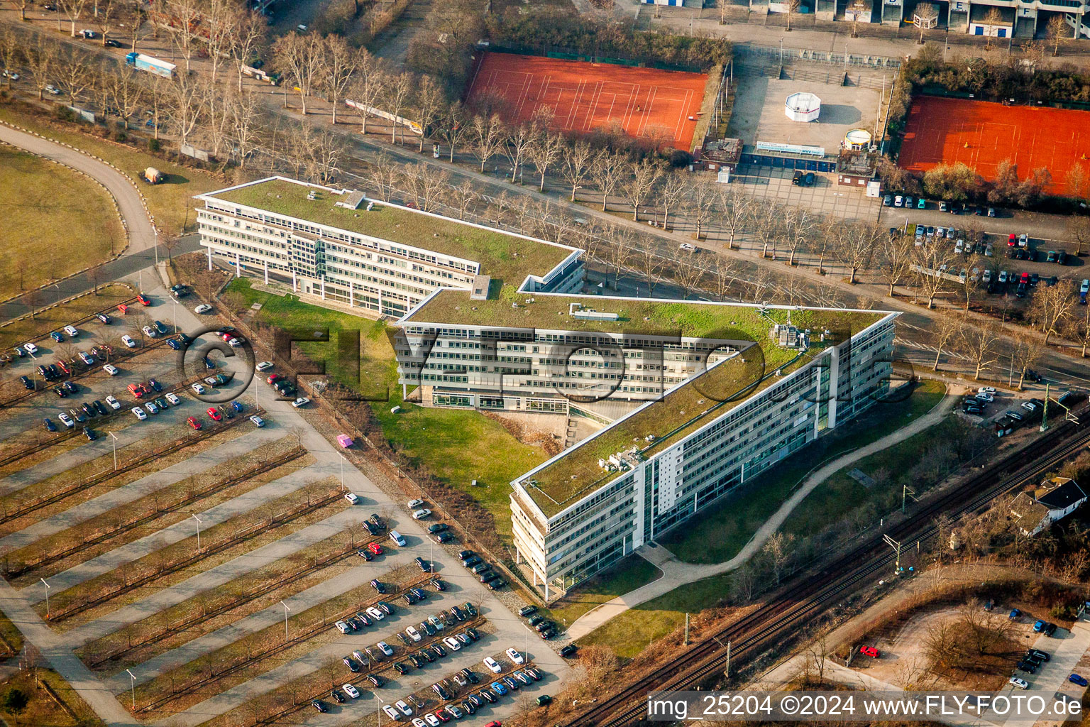 Vue aérienne de Immeuble de bureaux en forme de zigzag du bâtiment administratif et commercial de Camelot ITLab GmbH dans le quartier Schwetzingerstadt/Oststadt à le quartier Oststadt in Mannheim dans le département Bade-Wurtemberg, Allemagne