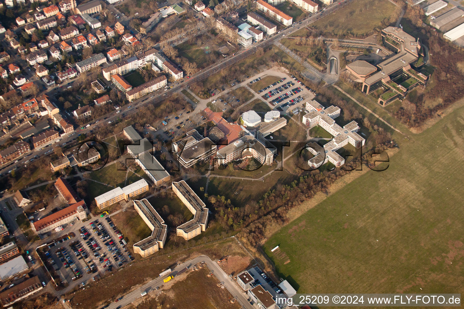 Vue aérienne de Centre de formation de la Bundeswehr à le quartier Neuostheim in Mannheim dans le département Bade-Wurtemberg, Allemagne